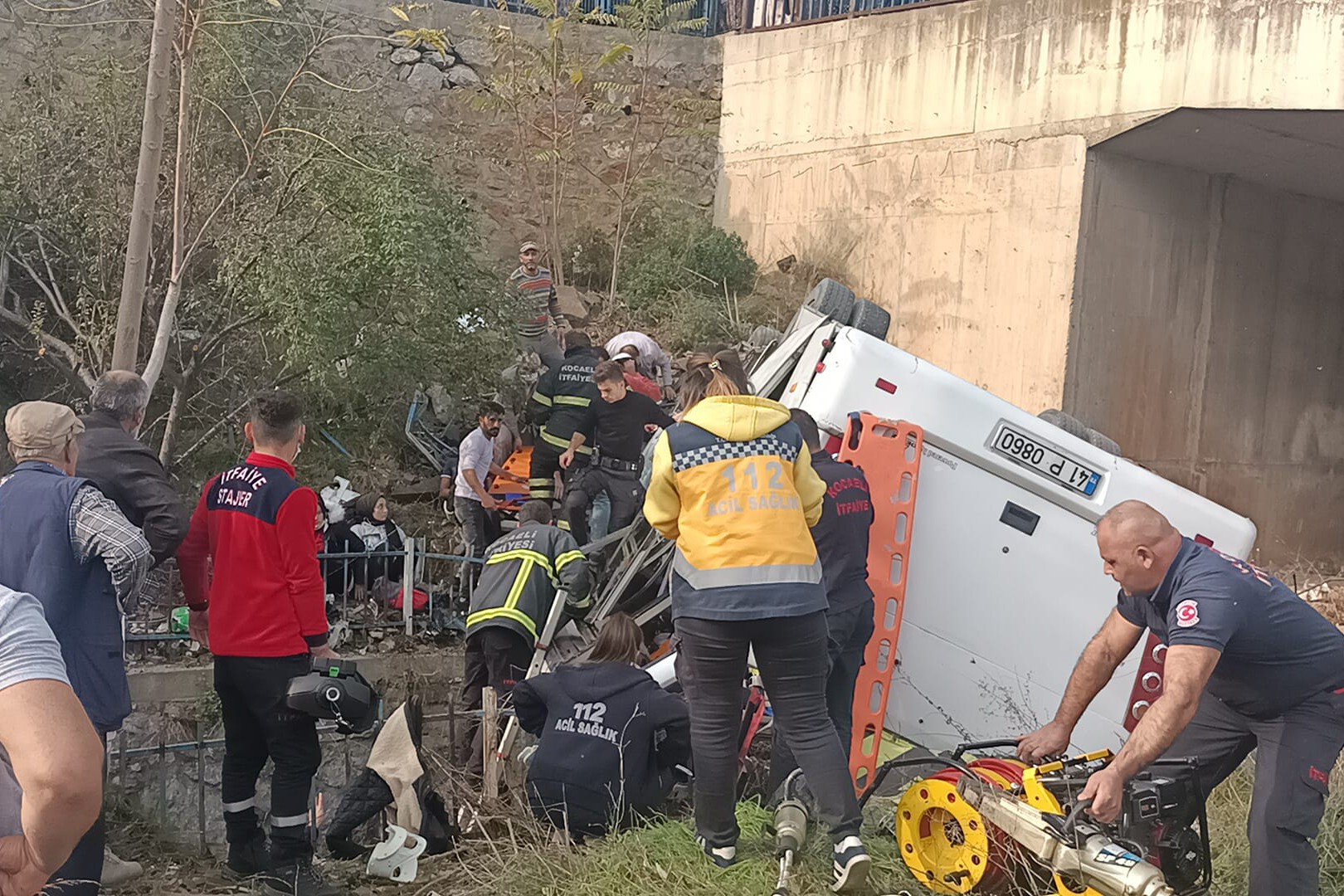 Koceli Gebze'de öğrenci servisi ters bir şekilde dere yatağı üzerine düştü