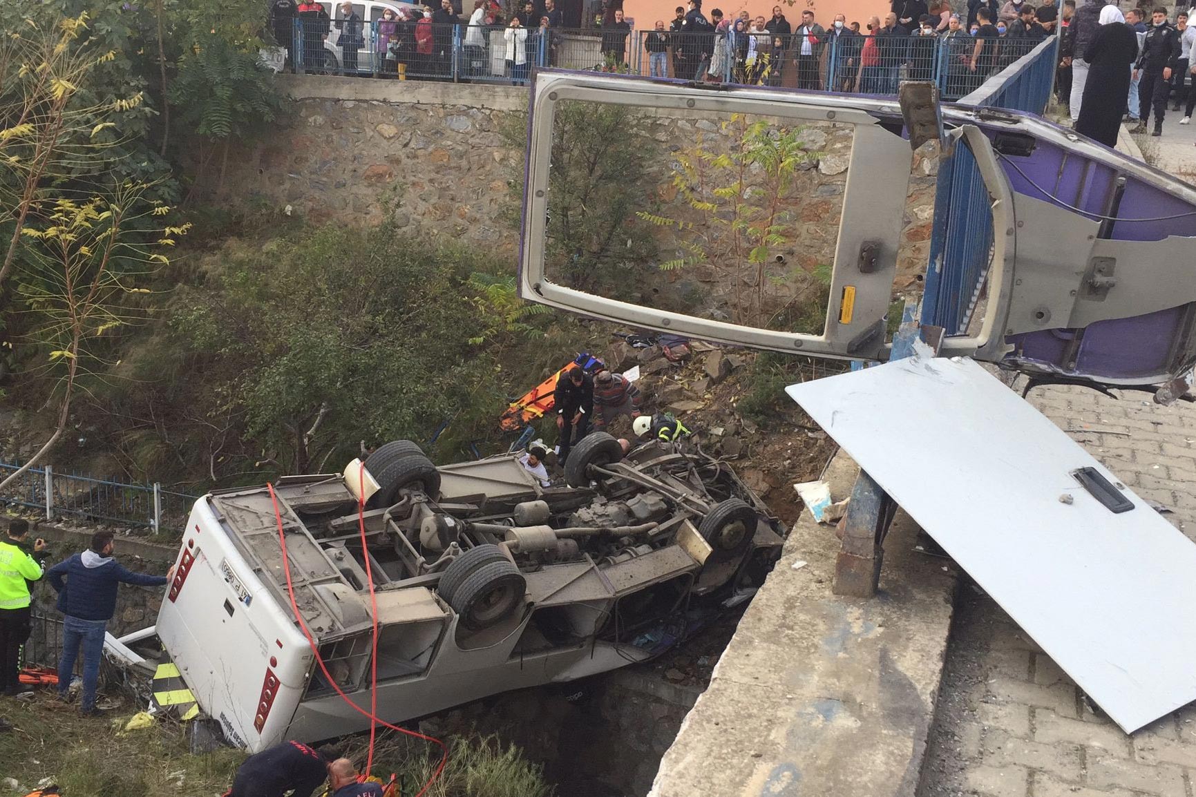 Gebze'de öğrenci servisi dereye düştü: 4 ölü, 18 yaralı