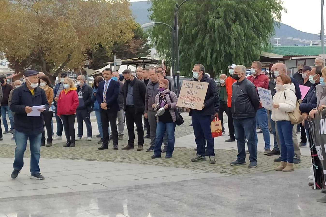 Dikili'de açıklama yapan emekçiler