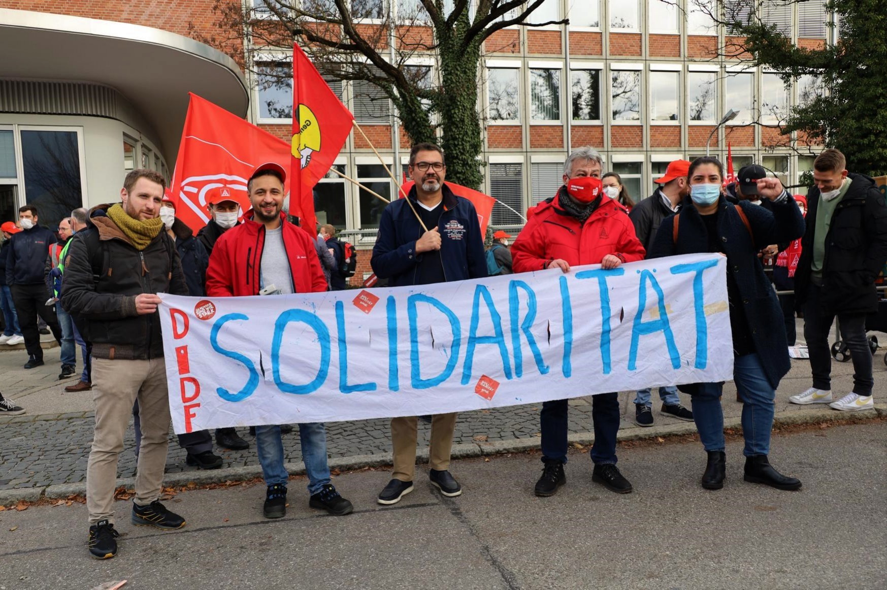 Almanya'da en büyük tekellerden biri olan Bosch'da binlerce işçinin işten çıkarılması gündemde, işçiler farklı bölgelerde fabrika önünde eylem yaptı.