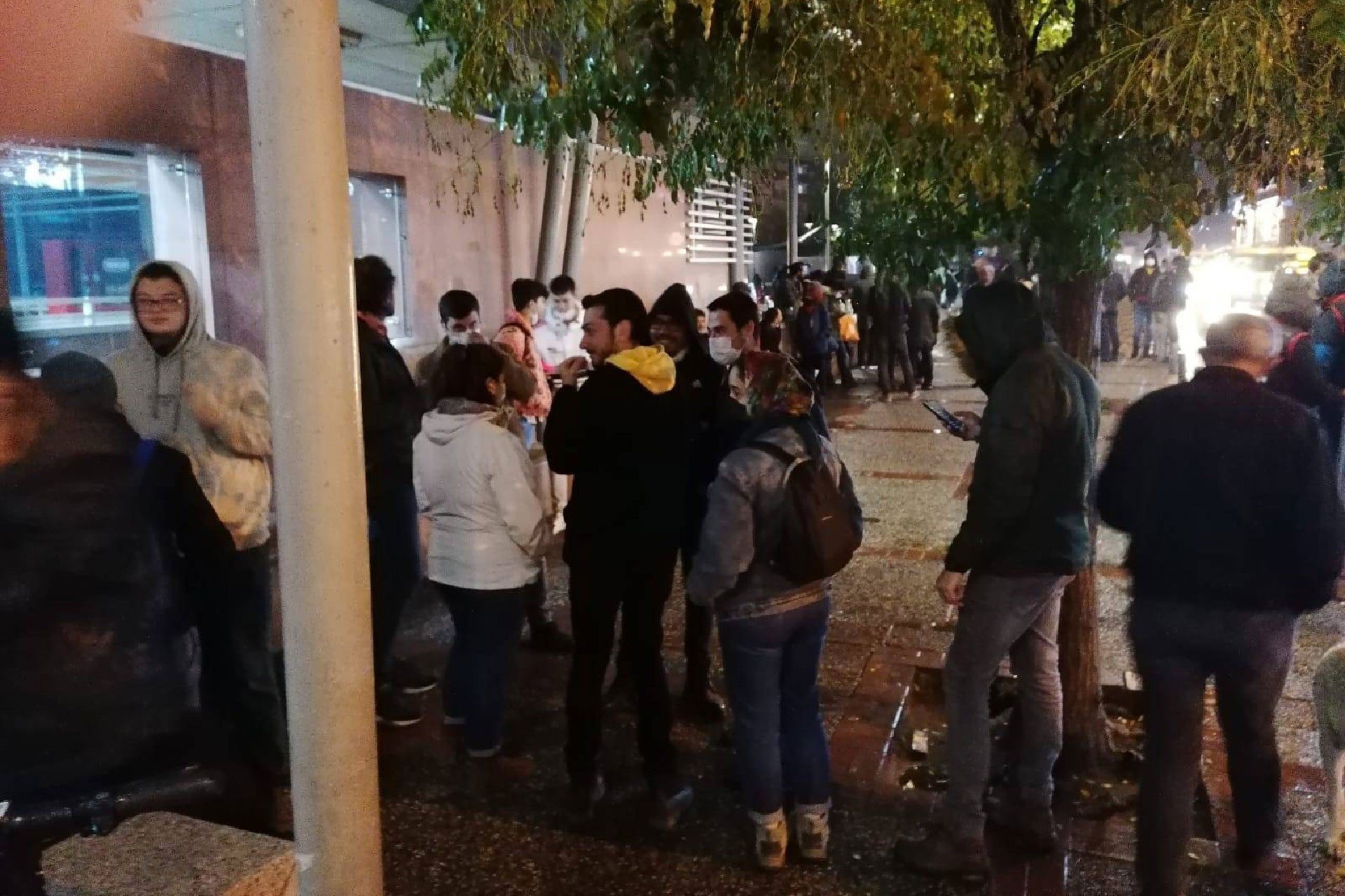 Buca'da protesto için toplanan yurttaşlar