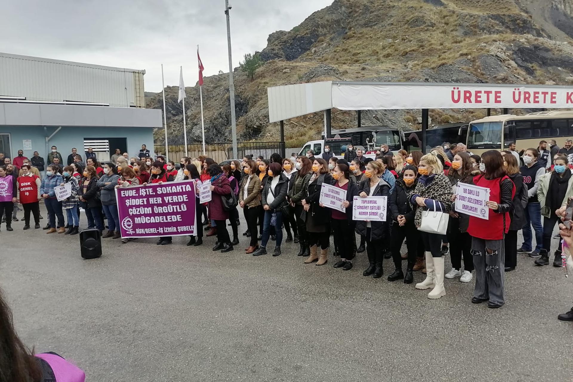 Genel-İş İzmir 8 No'lu Şube üyesi kadın işçiler açıklama yaptı