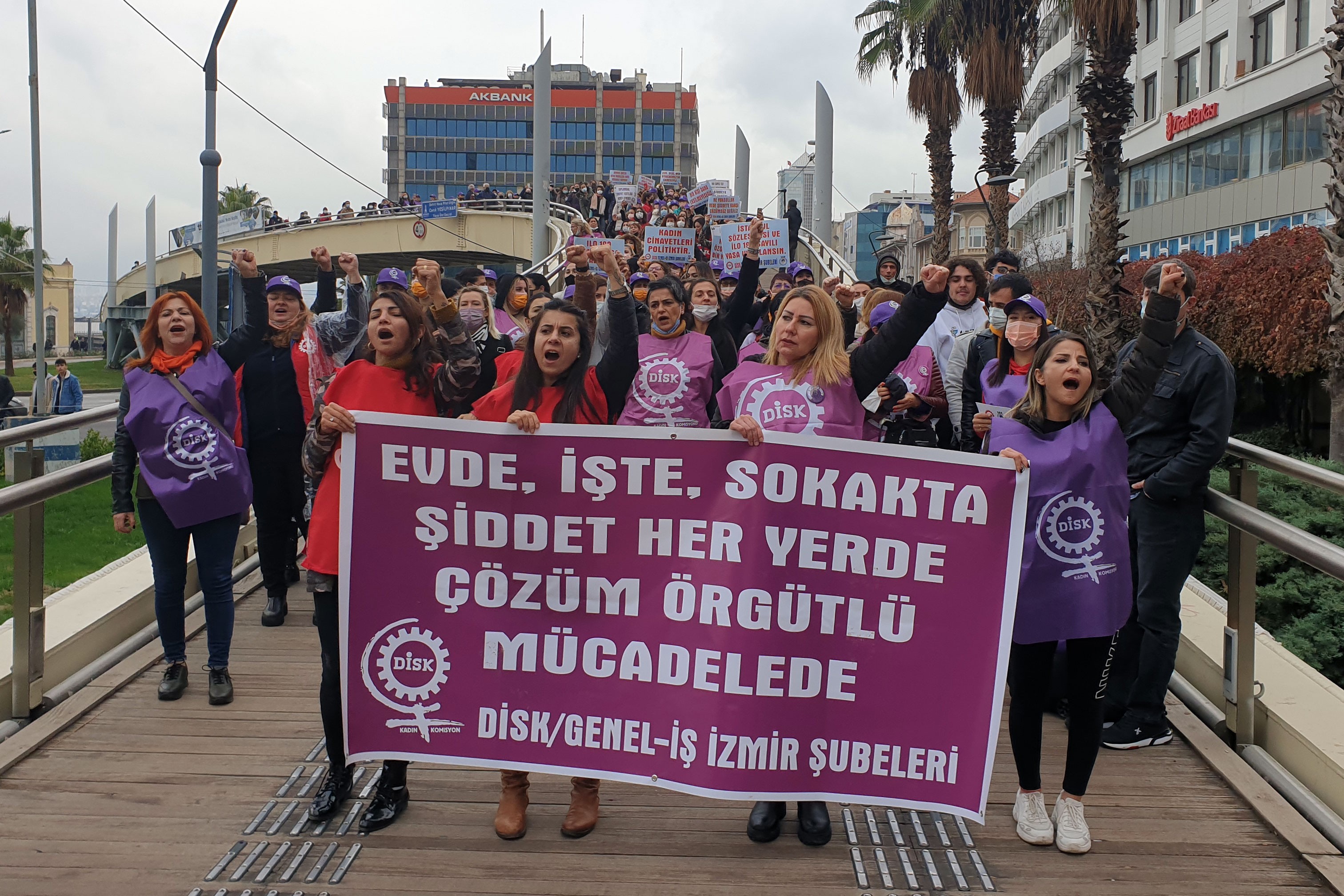 İzmir’de işçi kadınlar hükümeti istifaya çağırdı