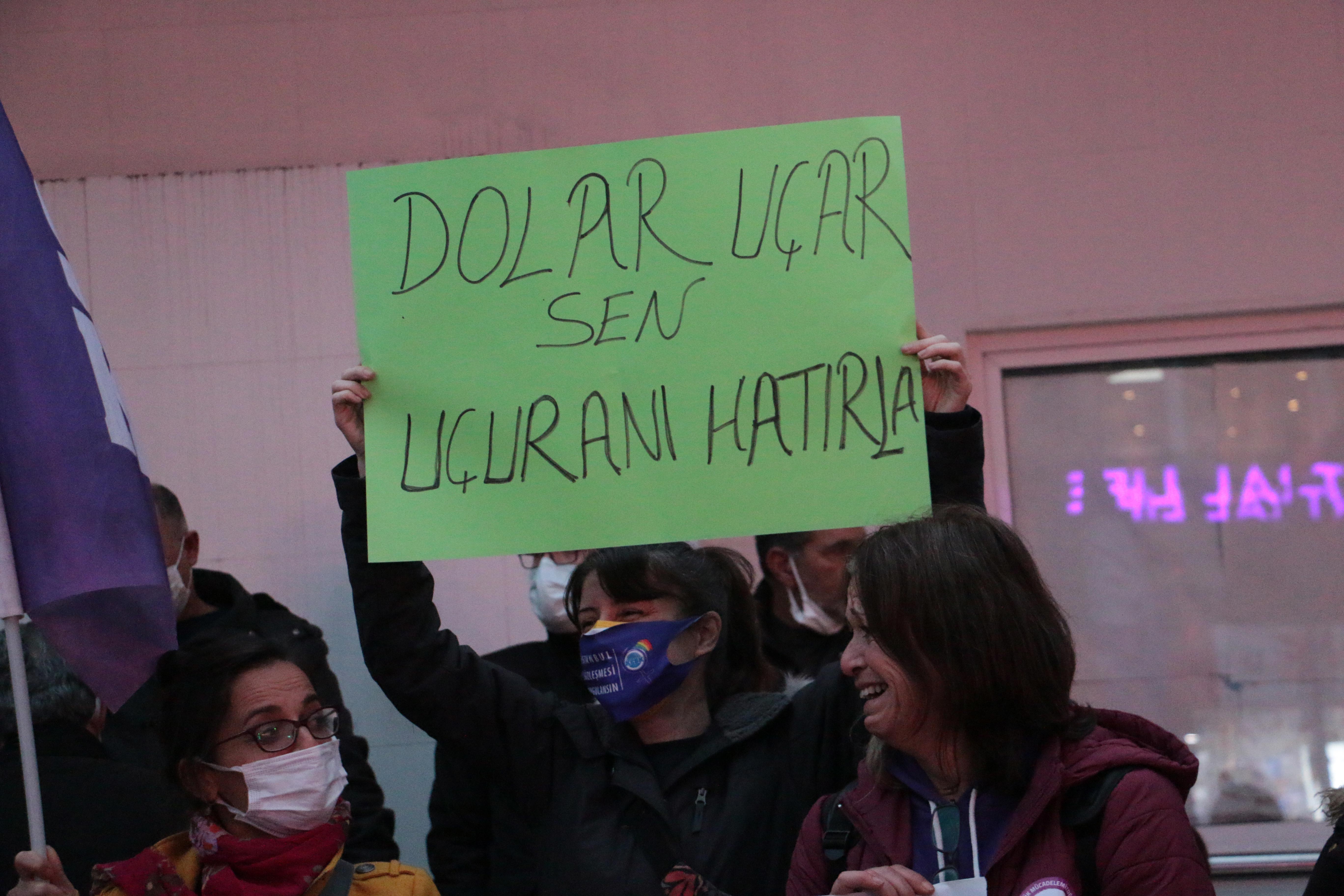 Dolar uçar sen uçuranı hatırla yazan pankart