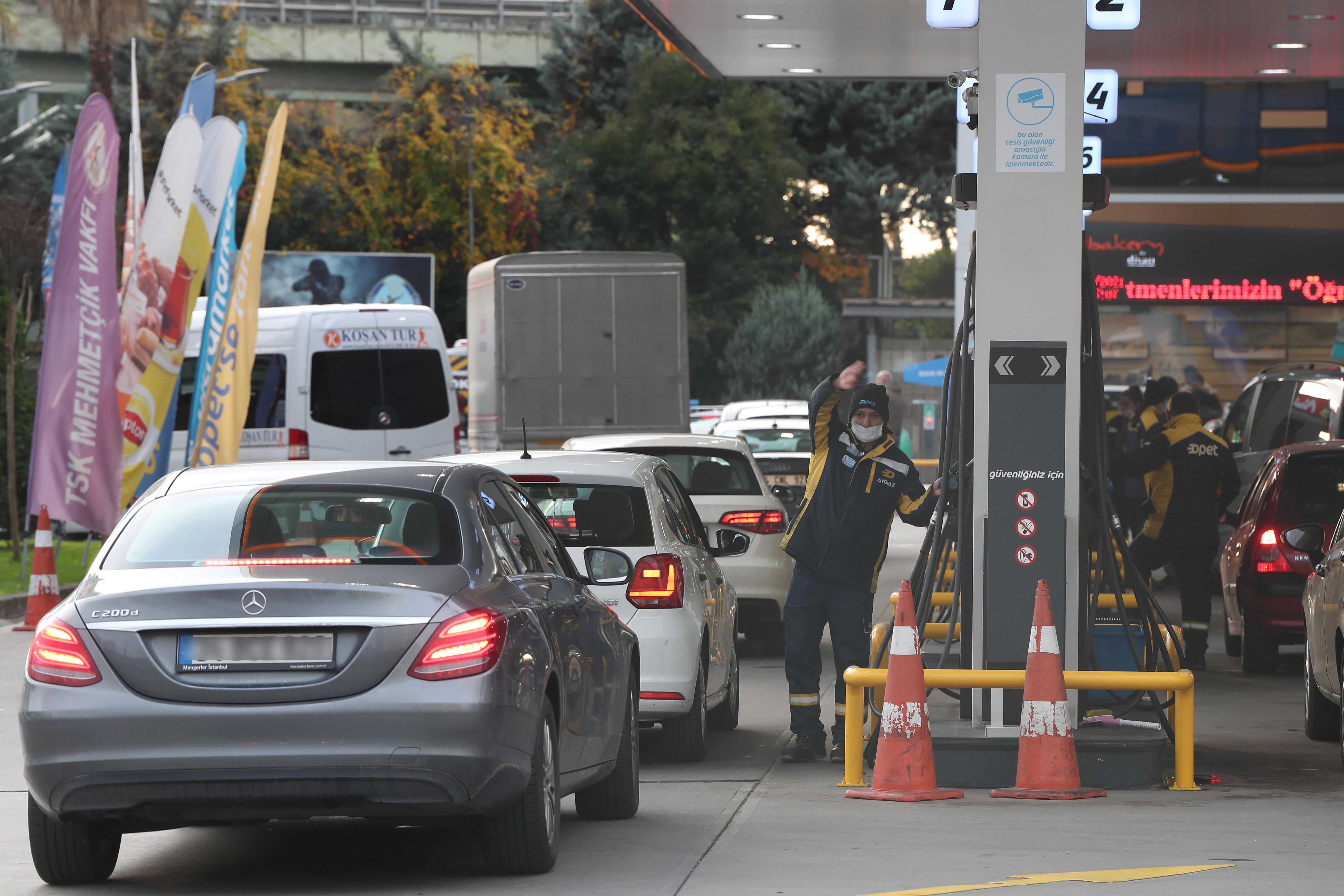 Benzine yarın 1 lira 32 kuruş zam geliyor