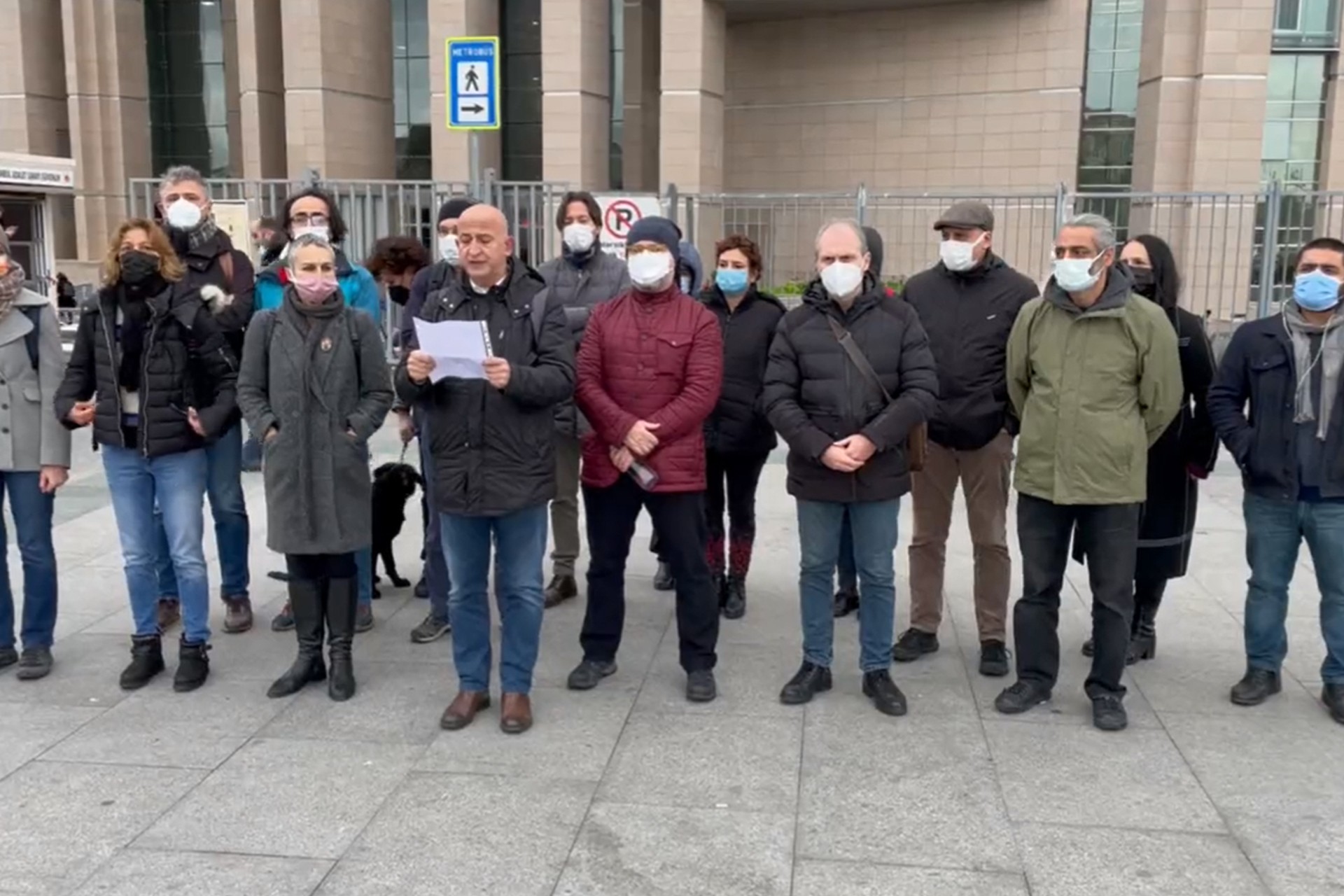 Boğaziçi akademisyenleri, yargılanan öğrencilere adliye önünde destek verdi