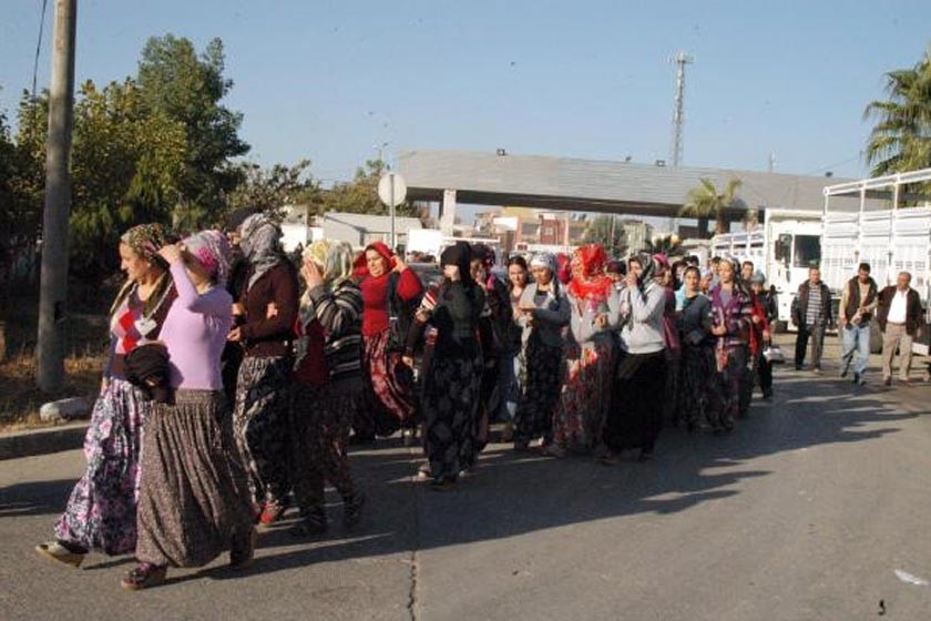 Mersin toptancı halinde 300 kadın işçi eylem yaptı: Çalışırken ölüyoruz!