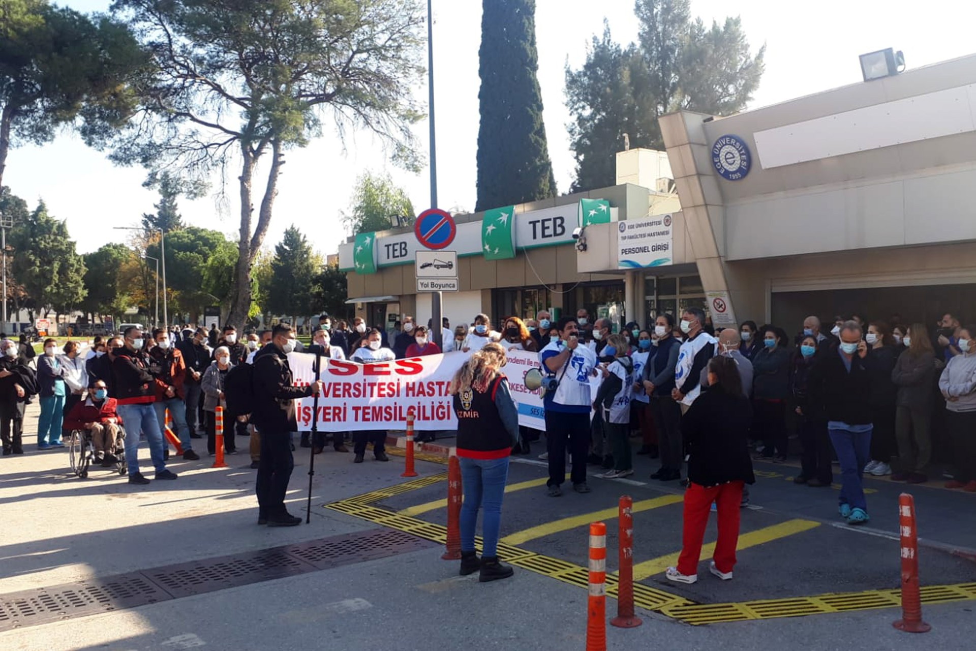 Ege Üniversitesi Tıp Fakültesi Hastanesi poliklinikler önünde açıklama