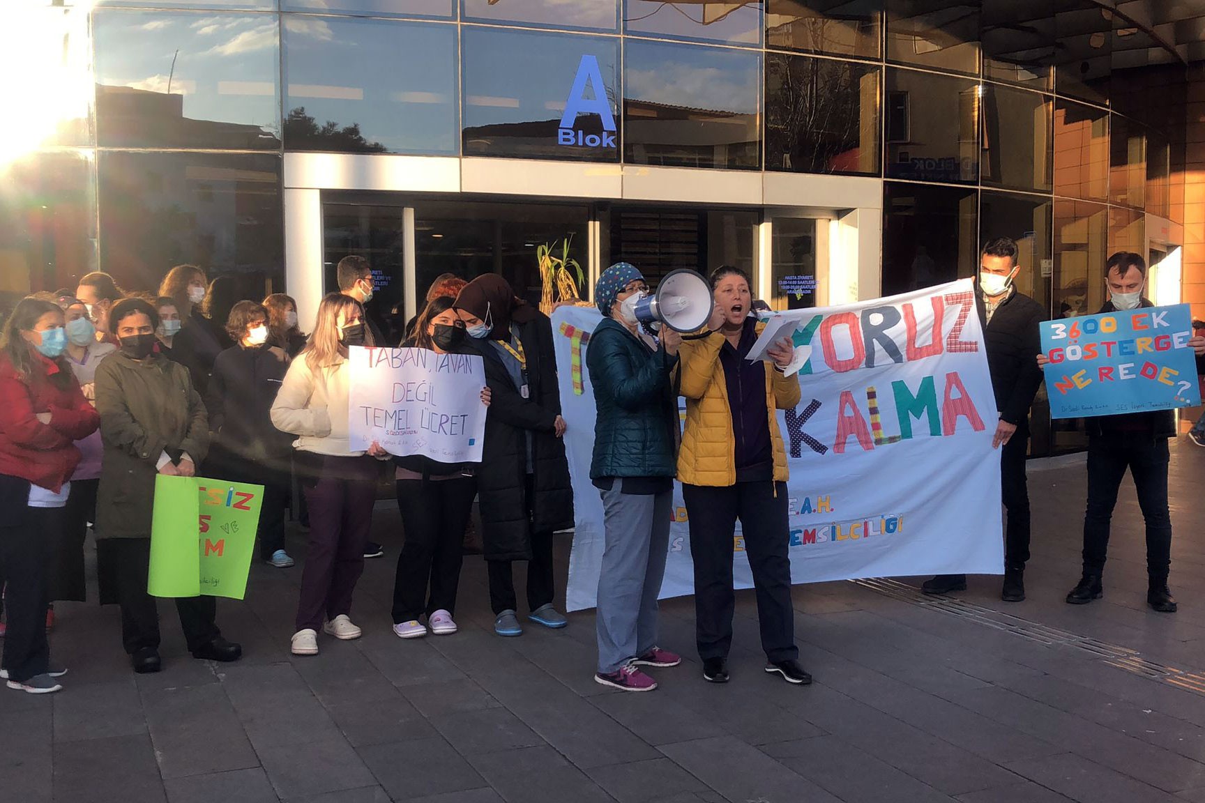 Bakırköy Dr. Sadi Konuk Eğitim Araştırma Hastanesindeki sağlık emekçileri iş bıraktı