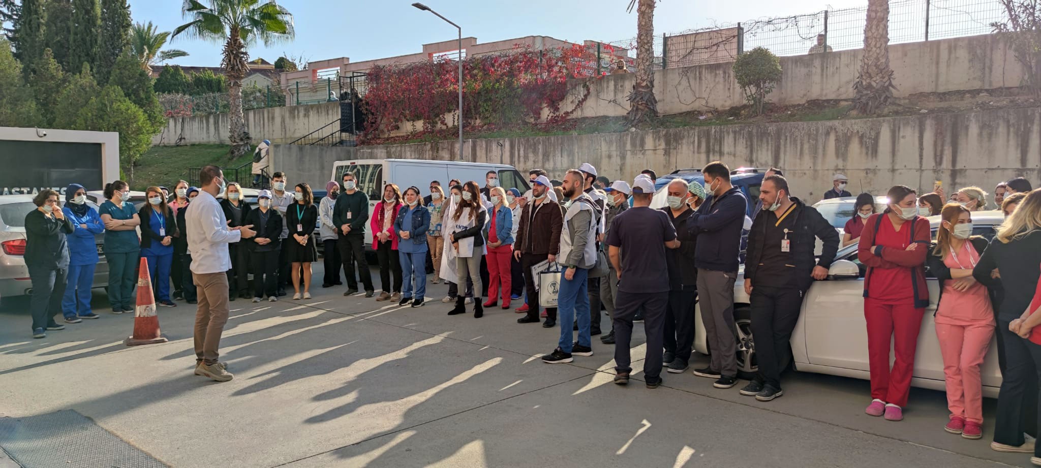 Adana'da sağlık emekçileri iş bıraktı