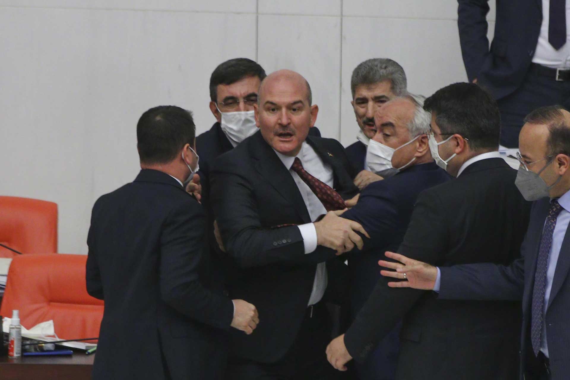 CHP'li Özkoç, Soylu'nun görevden alınmasını istedi: Suç baronlarıyla hareket etti