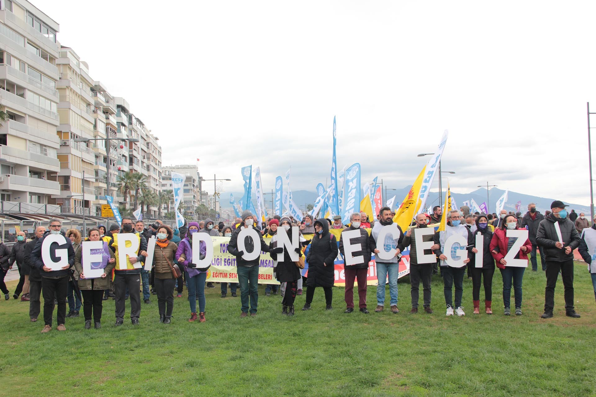 KESK üyeleri İzmir'de miting yaptı