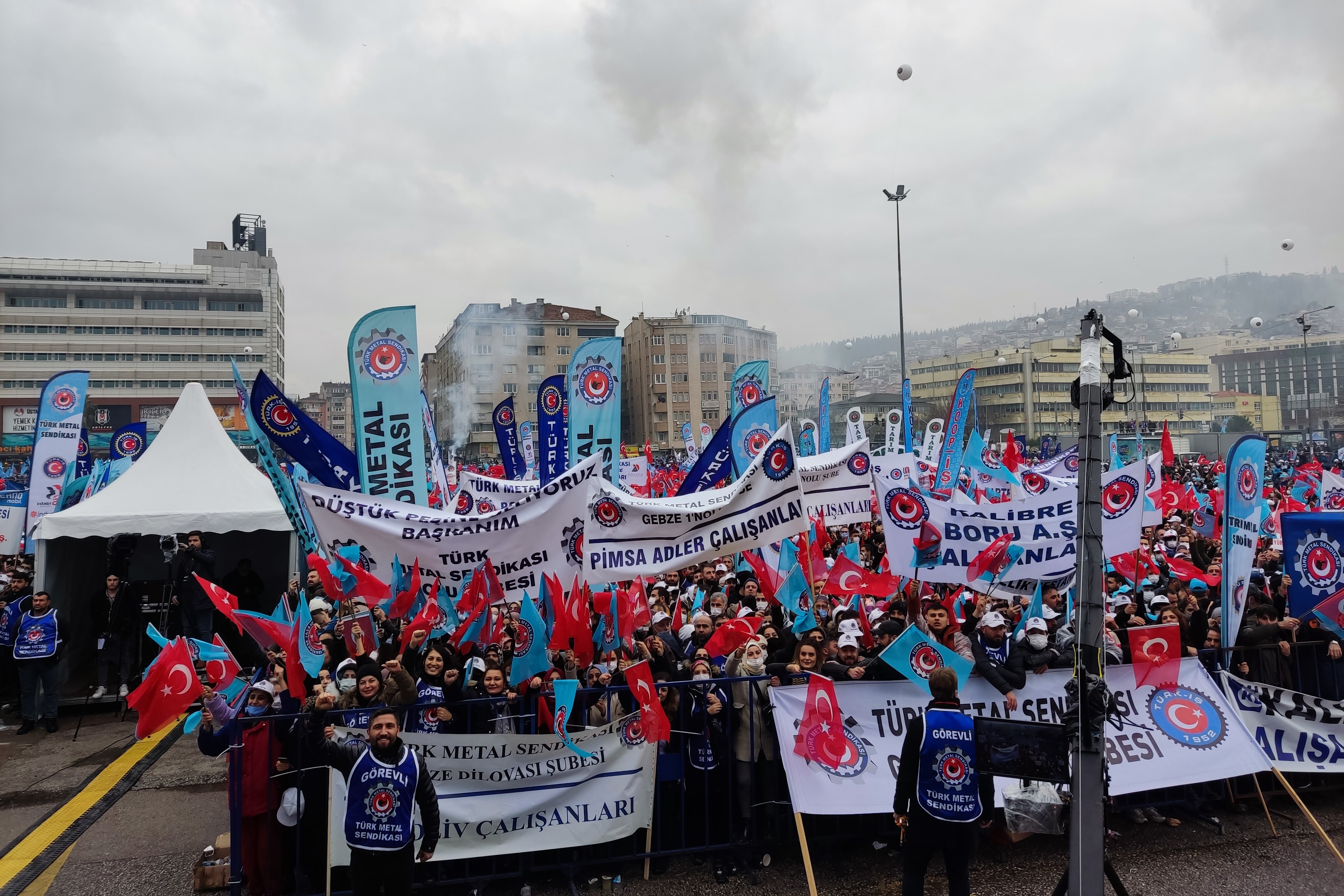 Türk Metal sendikasının Kocaeli'de gerçekleştirdiği mitingden bir fotoğraf.