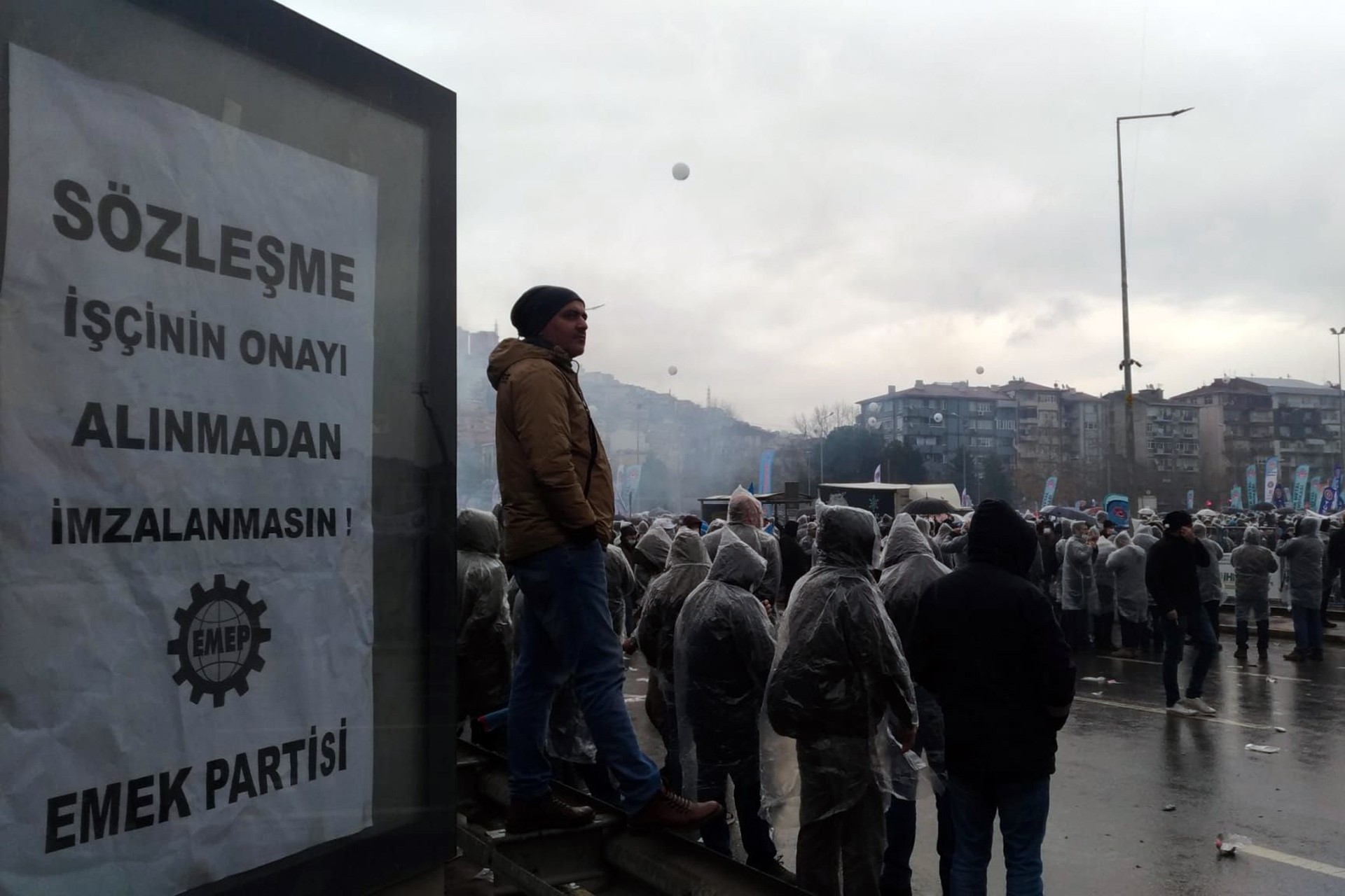 Metal işçilerinin Kocaeli'de bir araya geldiği miting alanında bir bilboarda asılı 'Sözleşme işçinin onayı alınmadan imzalanmasın!' yazılı Emek Partisi (EMEP) afişi.