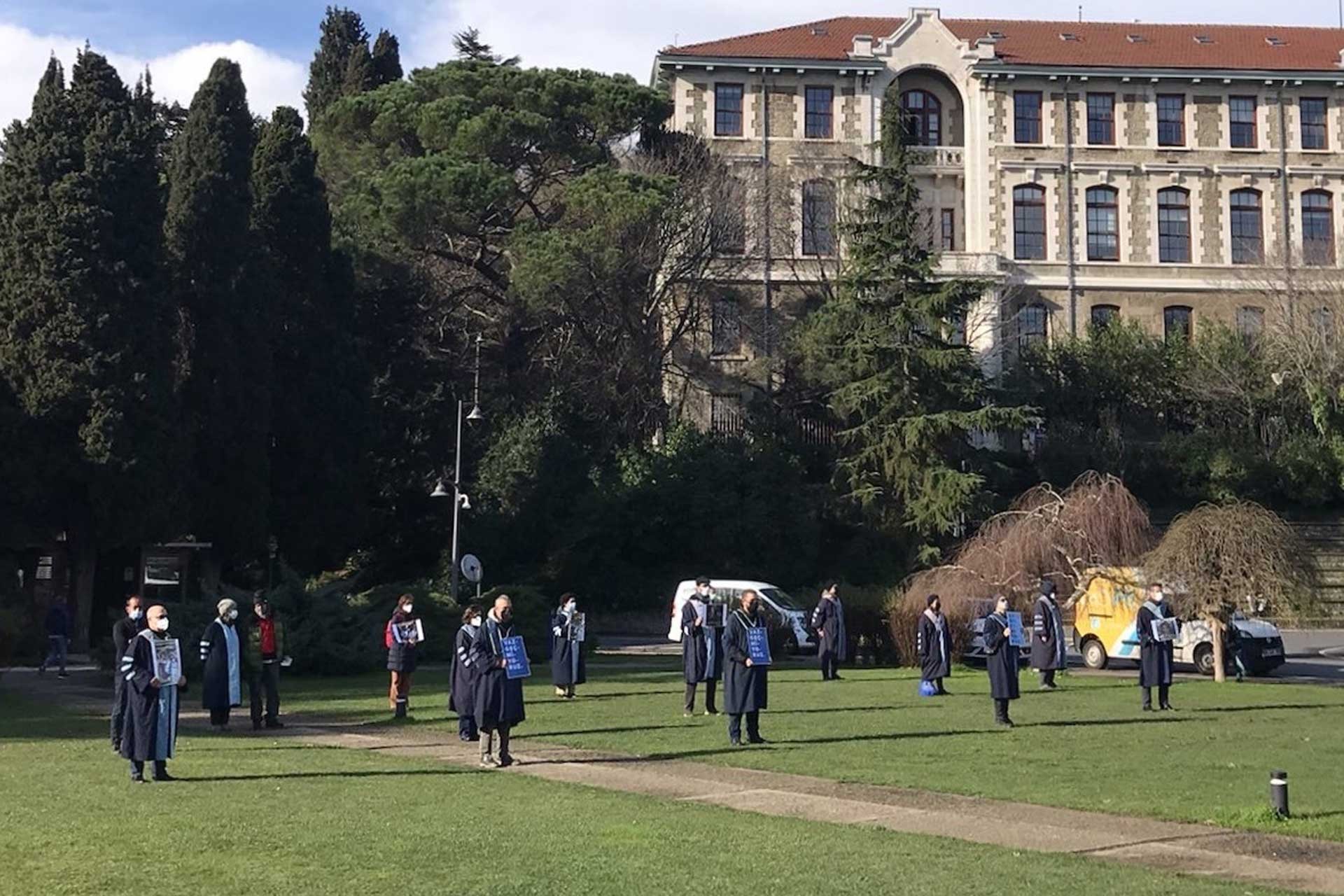 Boğaziçi Direnişi 1 yaşında: Akademisyenler rektörlük binasına arkalarını döndü