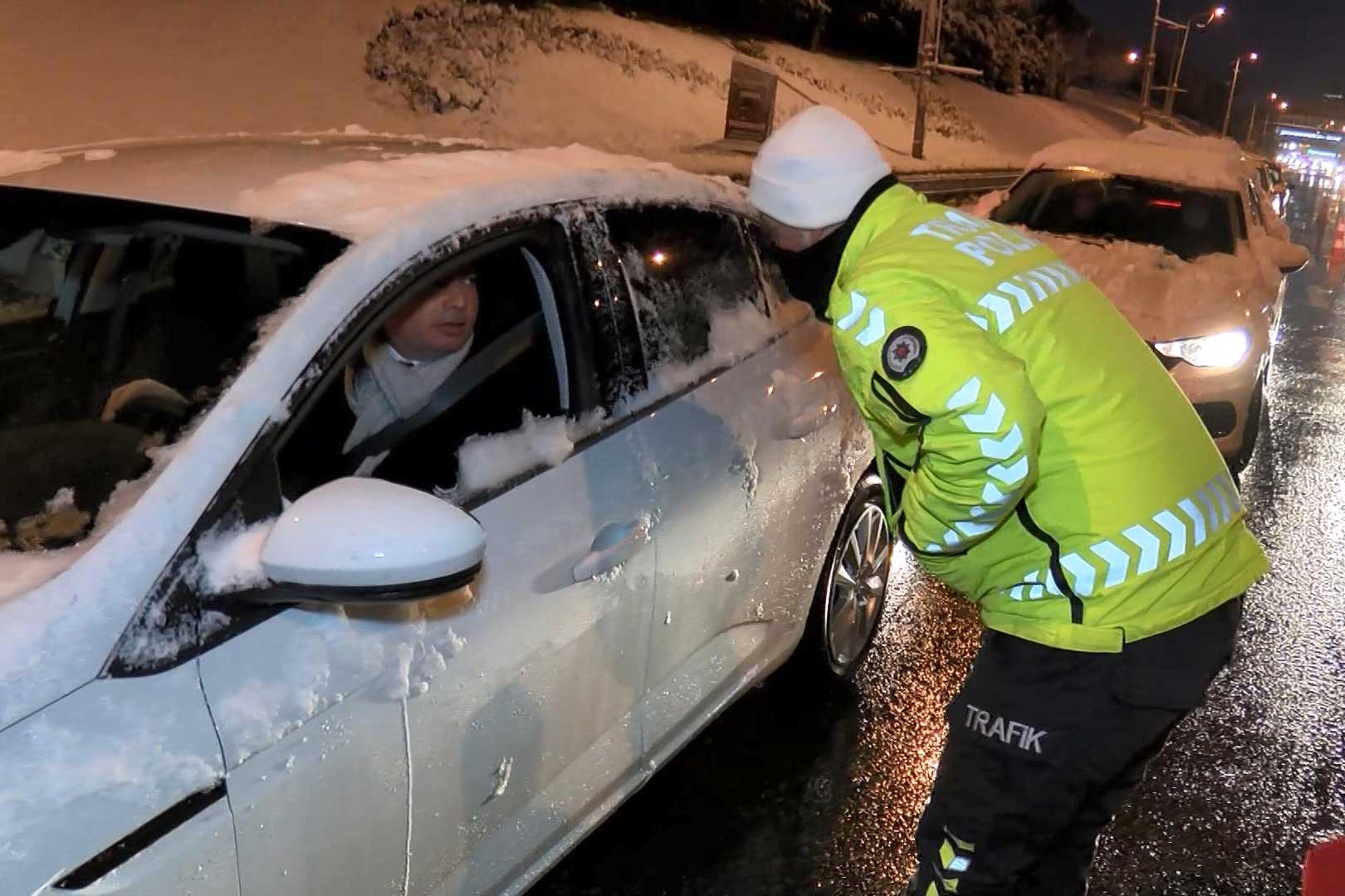 İstanbul'da özel araç yasağına rağmen trafik oluştu