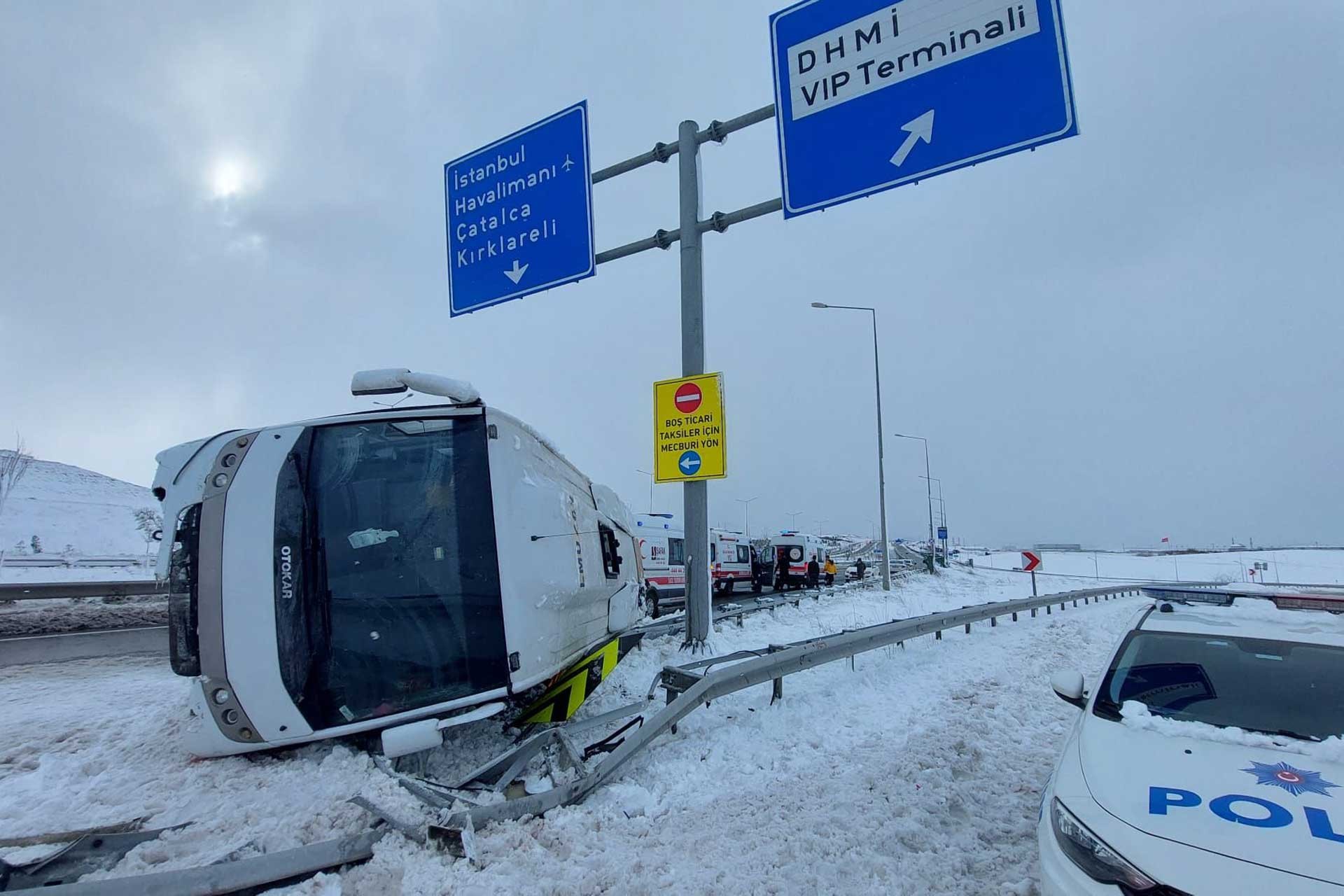 Eyüpsultan'da işçileri taşıyan minibüs devrildi