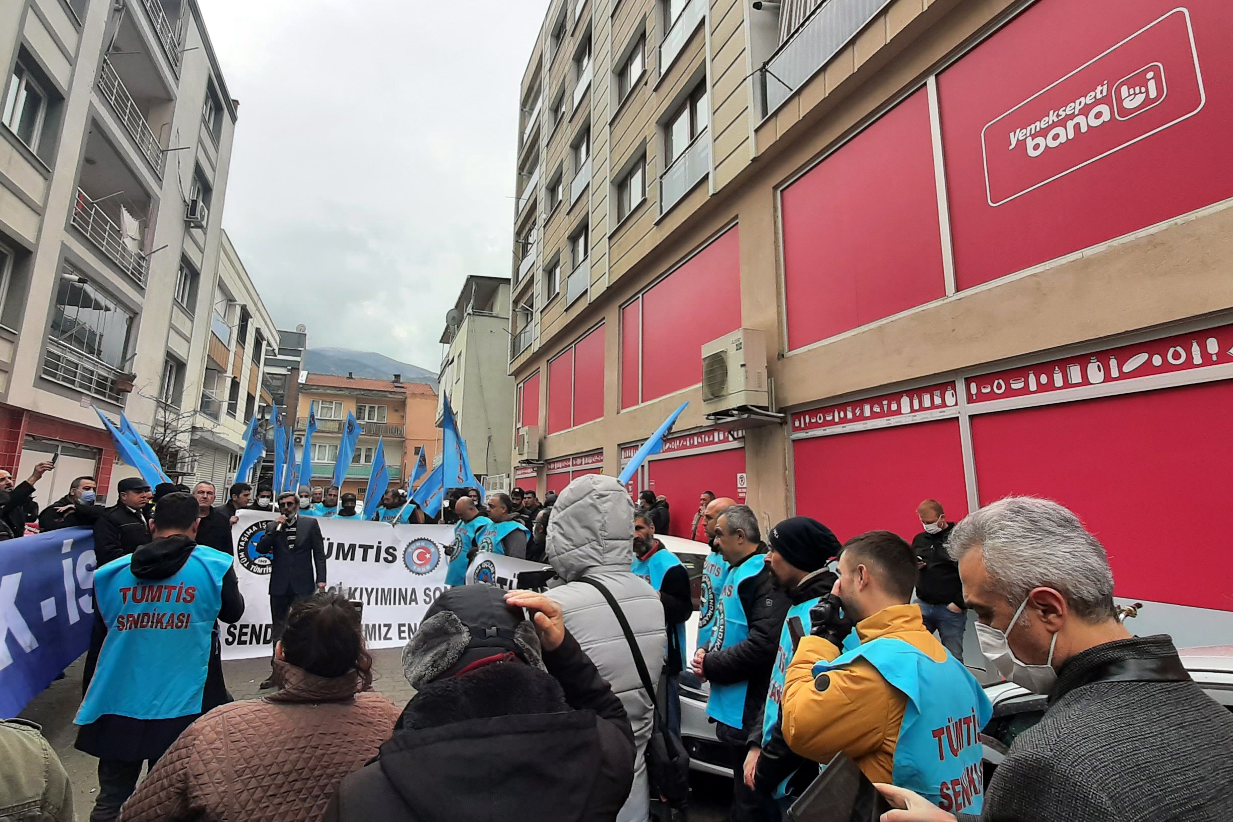 Manisa'da Yemeksepeti Banabi işçilerinin TÜMTİS'in çağrısıyla gerçekleştirdiği eylemden bir fotoğraf.