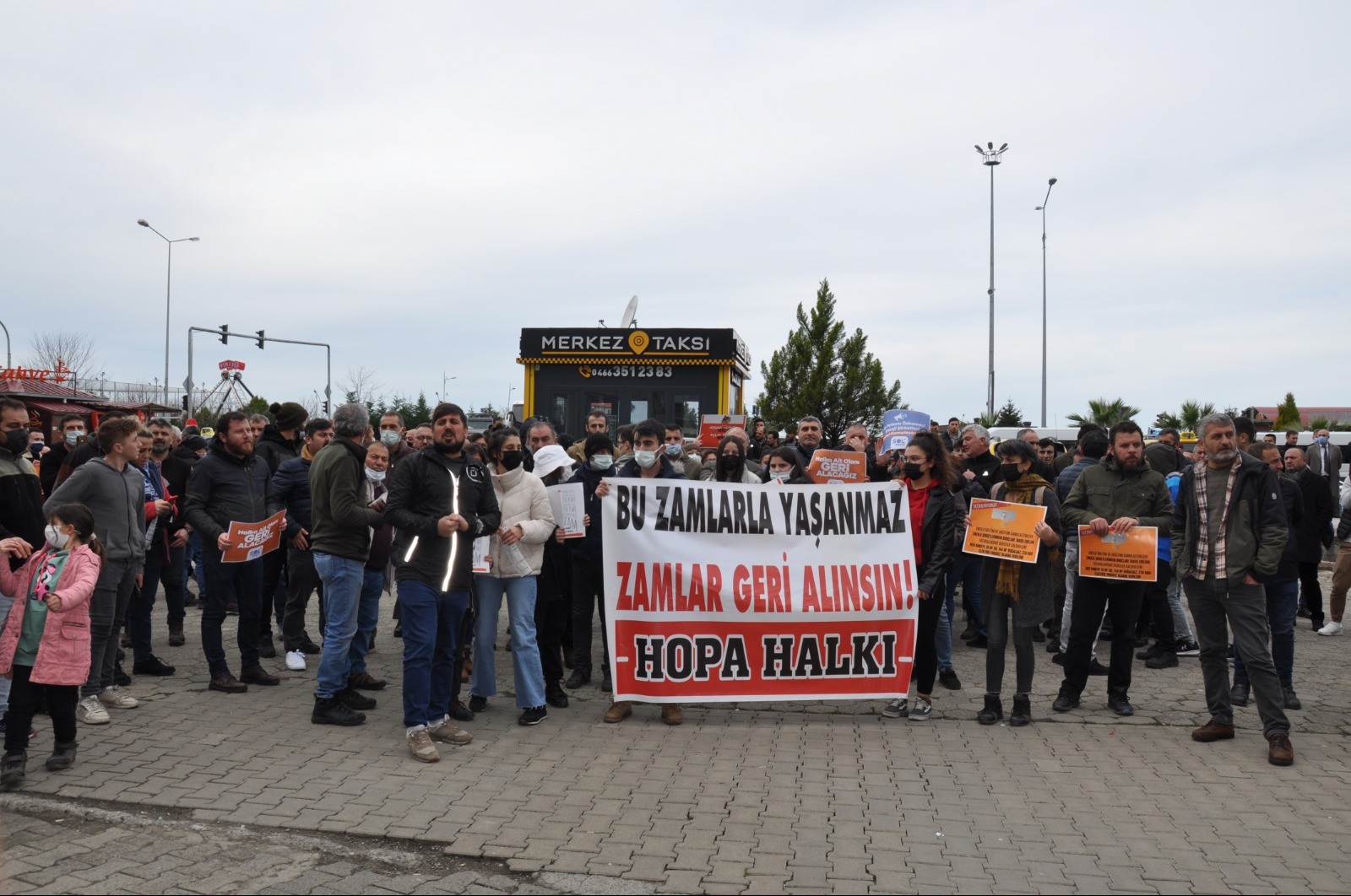 Zamları protesto eden Hopalılar elektrik faturalarını yaktı