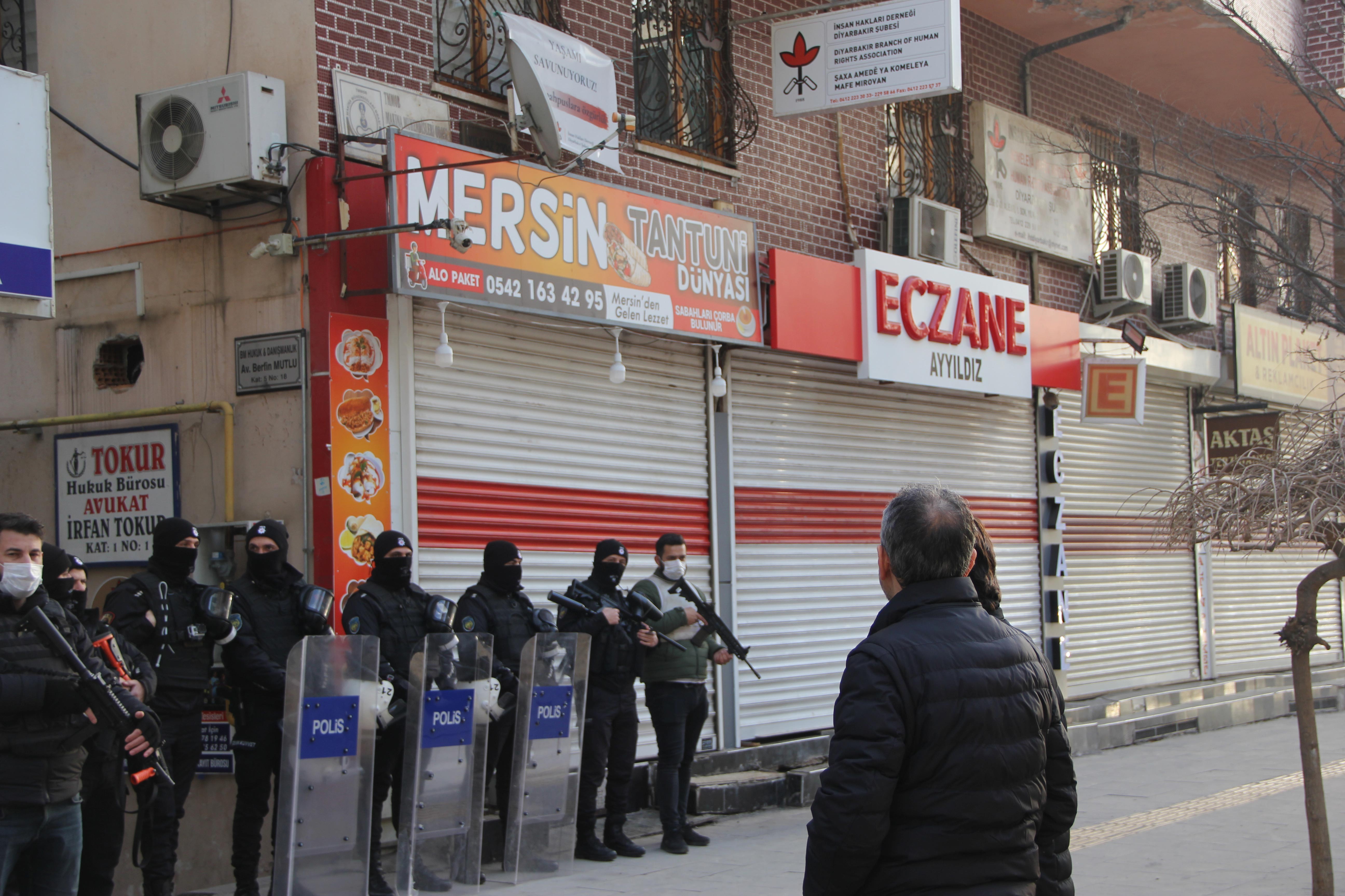 İHD Diyarbakır Şubesi'ne polis baskını: Binanın kapısı kırıldı, evraklara el konuldu