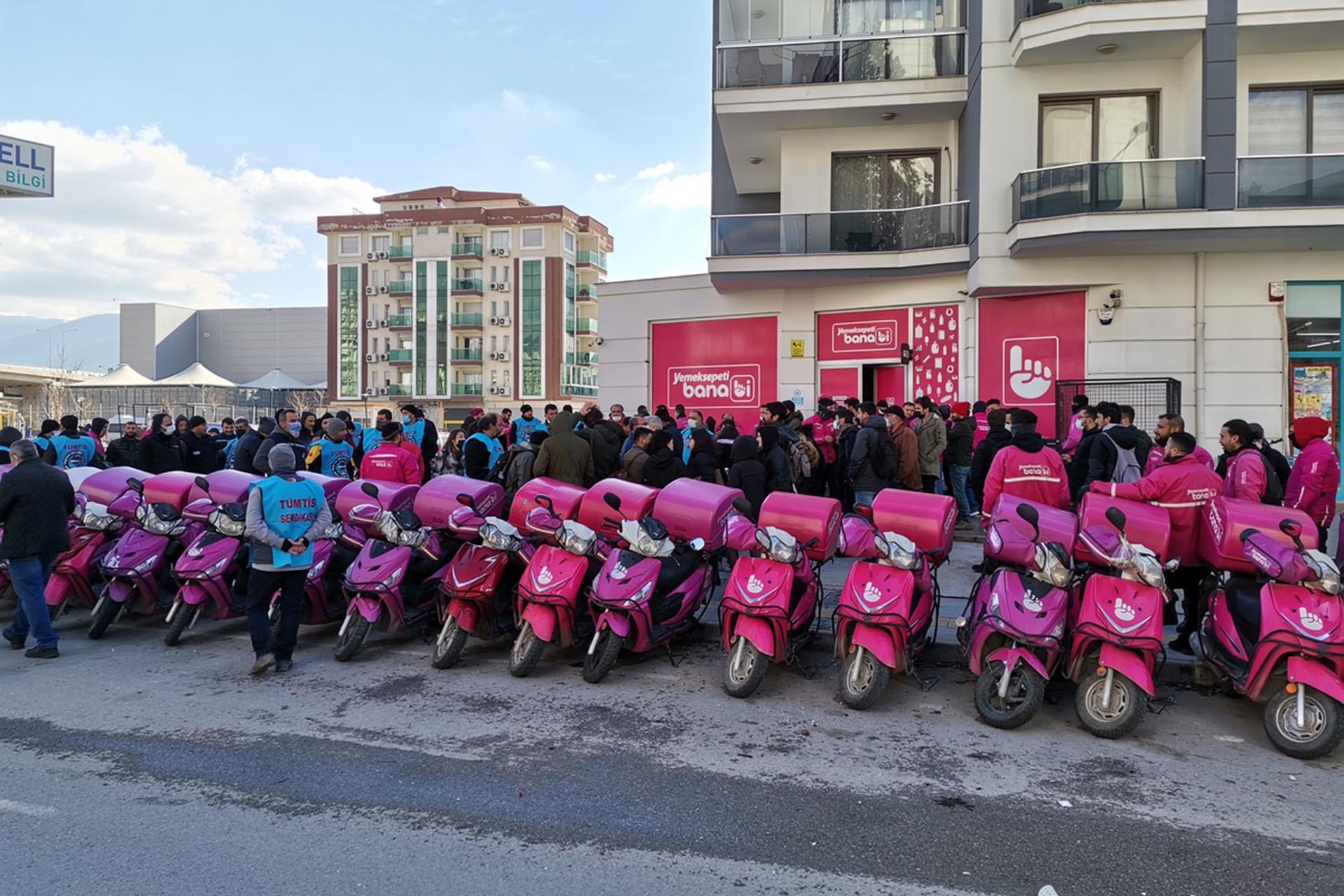 İzmir’deki Yemeksepeti işçileri: Taleplerimizden de mücadeleden de vazgeçmeyeceğiz