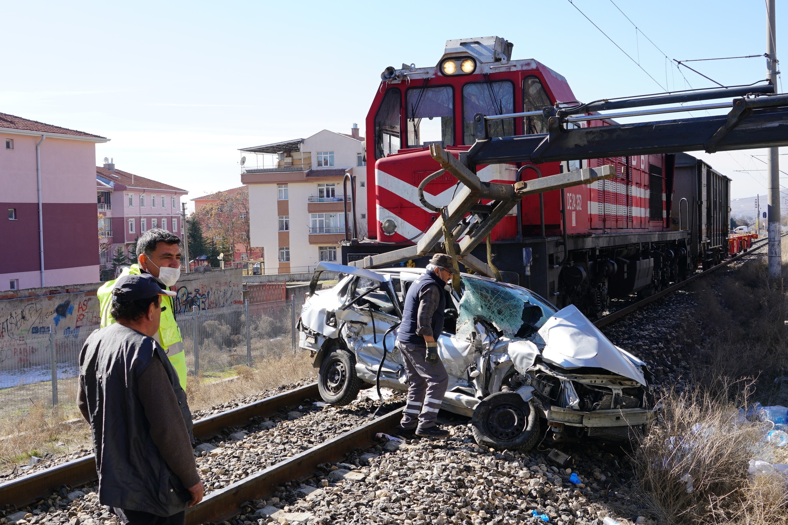 Ankara'da yük treni otomobile çarptı, 1 kişi öldü, 1 kişi yaralandı