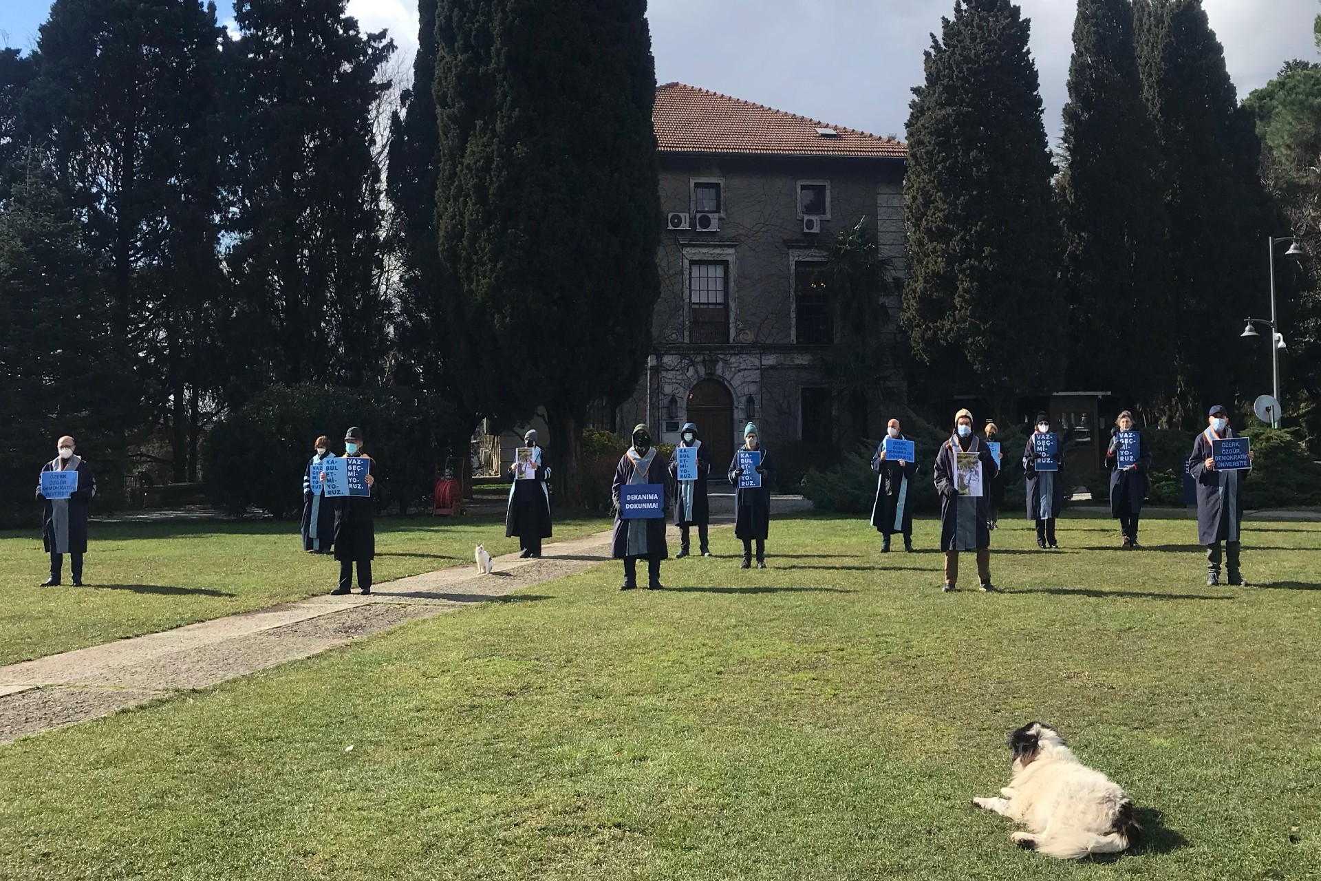 Boğaziçi Üniversitesi akademisyenleri 273’üncü kez sırtlarını rektörlüğe döndü