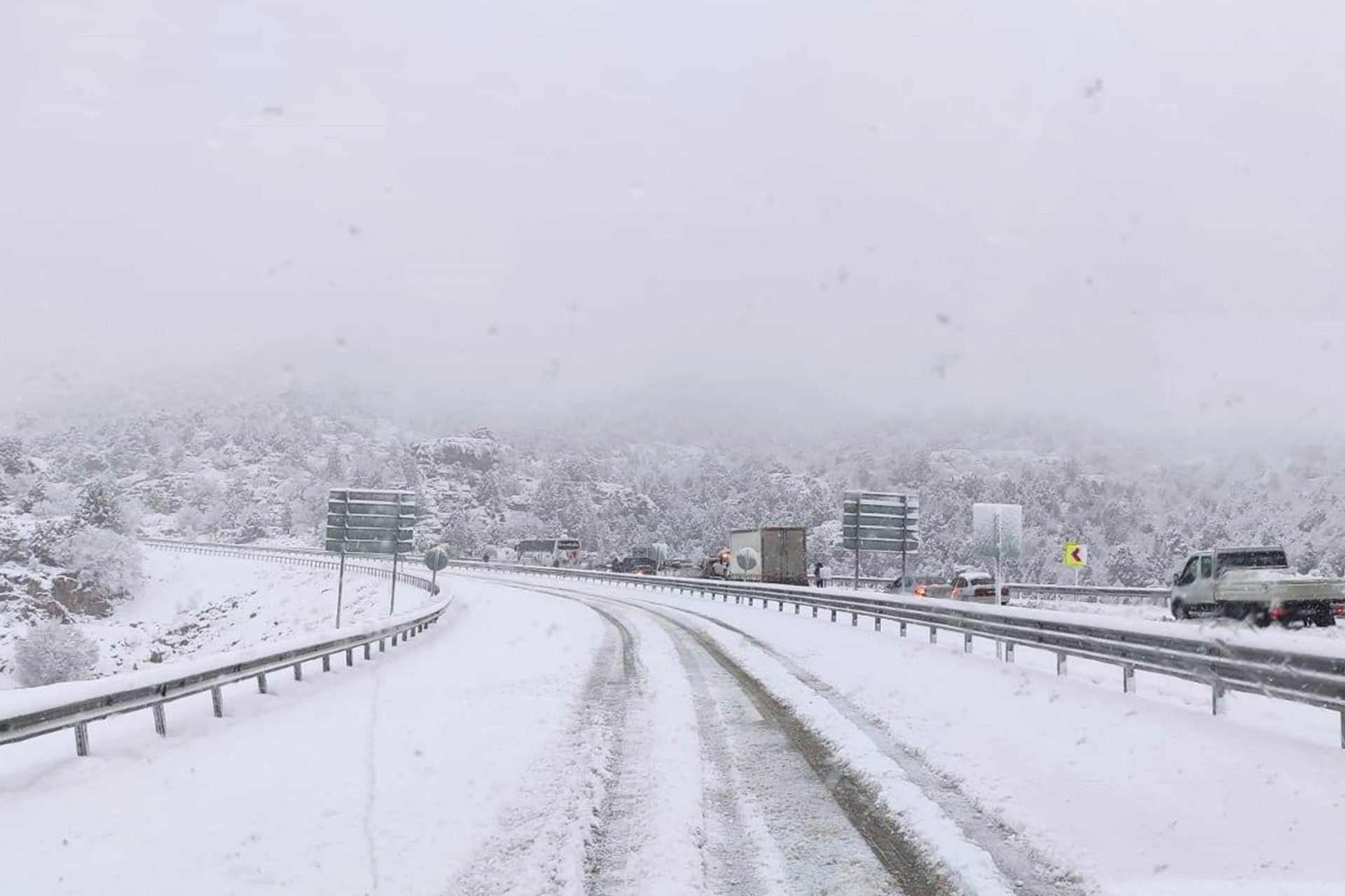 Konya'da kar yağışı sonrası karayolları trafiğe kapatıldı