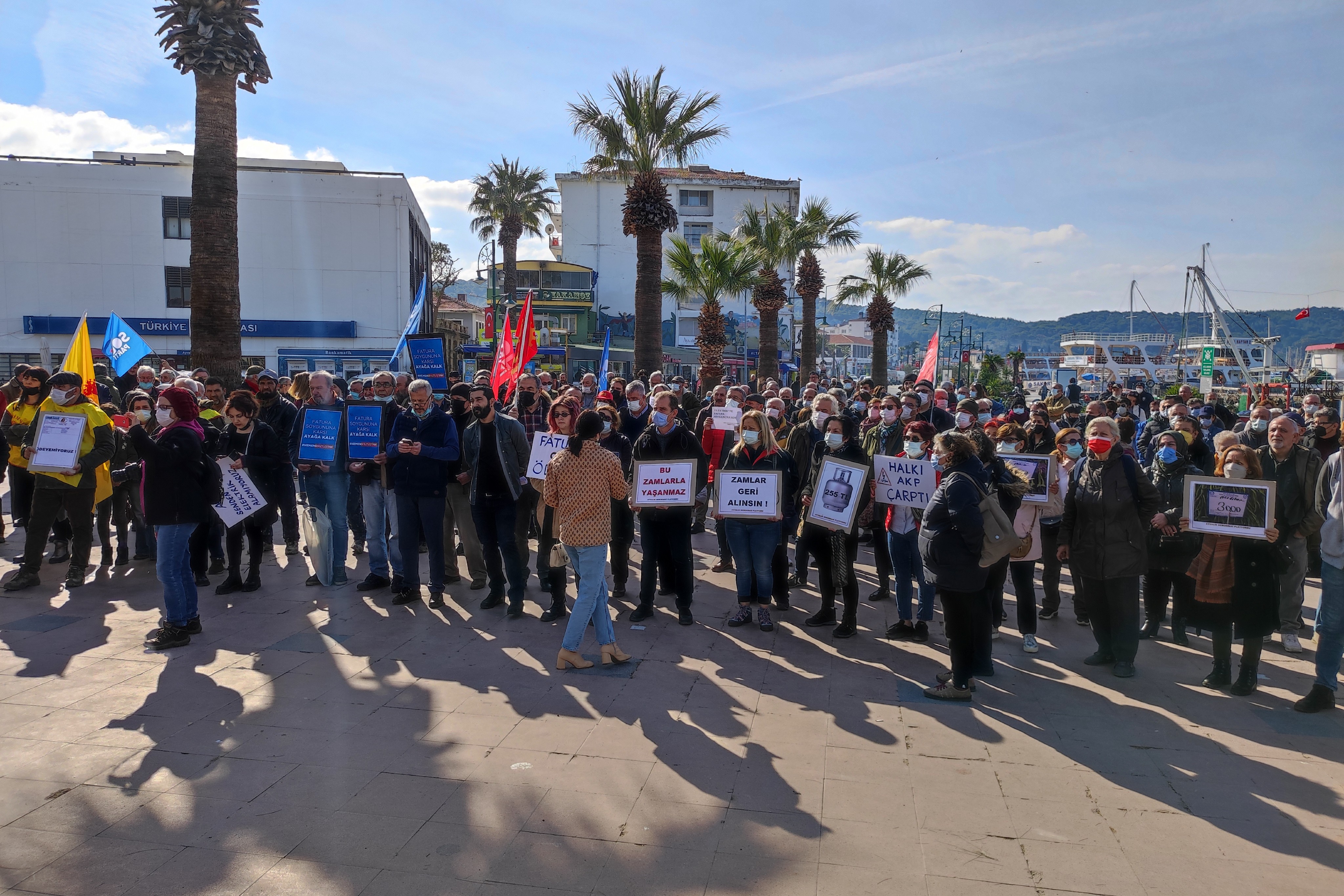 Edremit ve Ayvalık'ta halk gelen zamları protesto etti