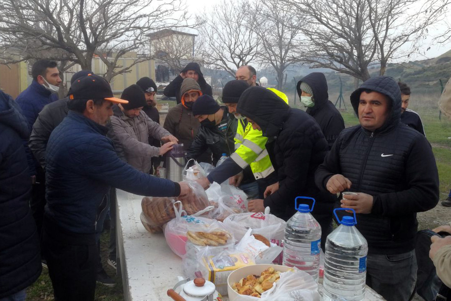 İzmir Aliağa gemi söküm işçilerinin direniş alanından bir fotoğraf.