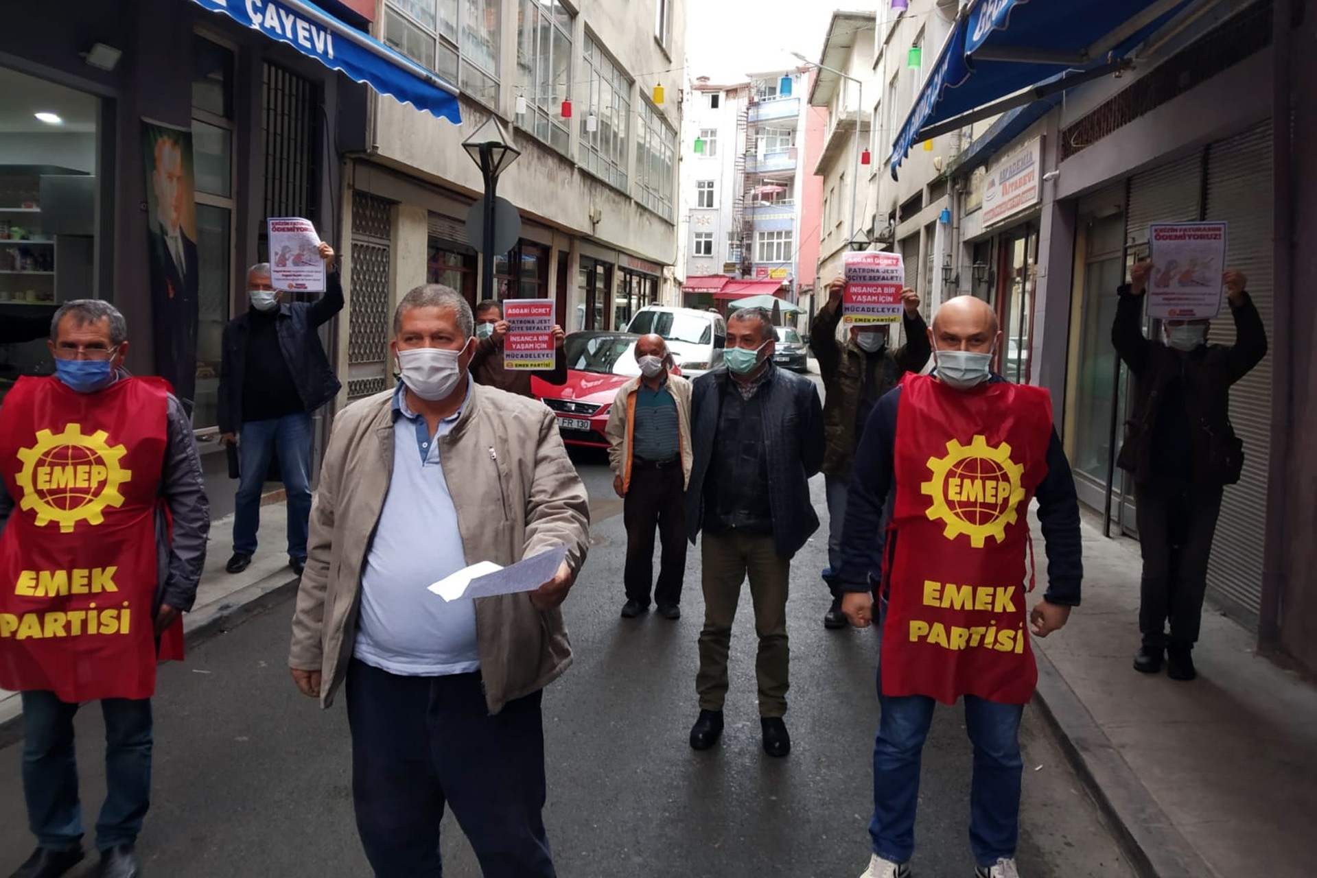 Emek Partisi Ordu İl Örgütü üyelerinin bildiri dağıtımı ve basın açıklamasından bir fotoğraf.