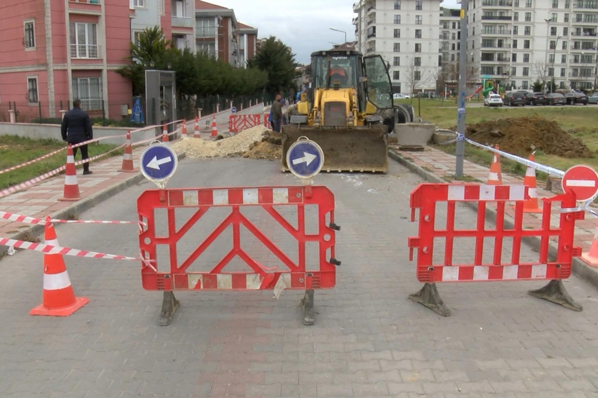 Büyükçekmece'de yol çöktü, 5 yaşındaki çocuk içine düştü