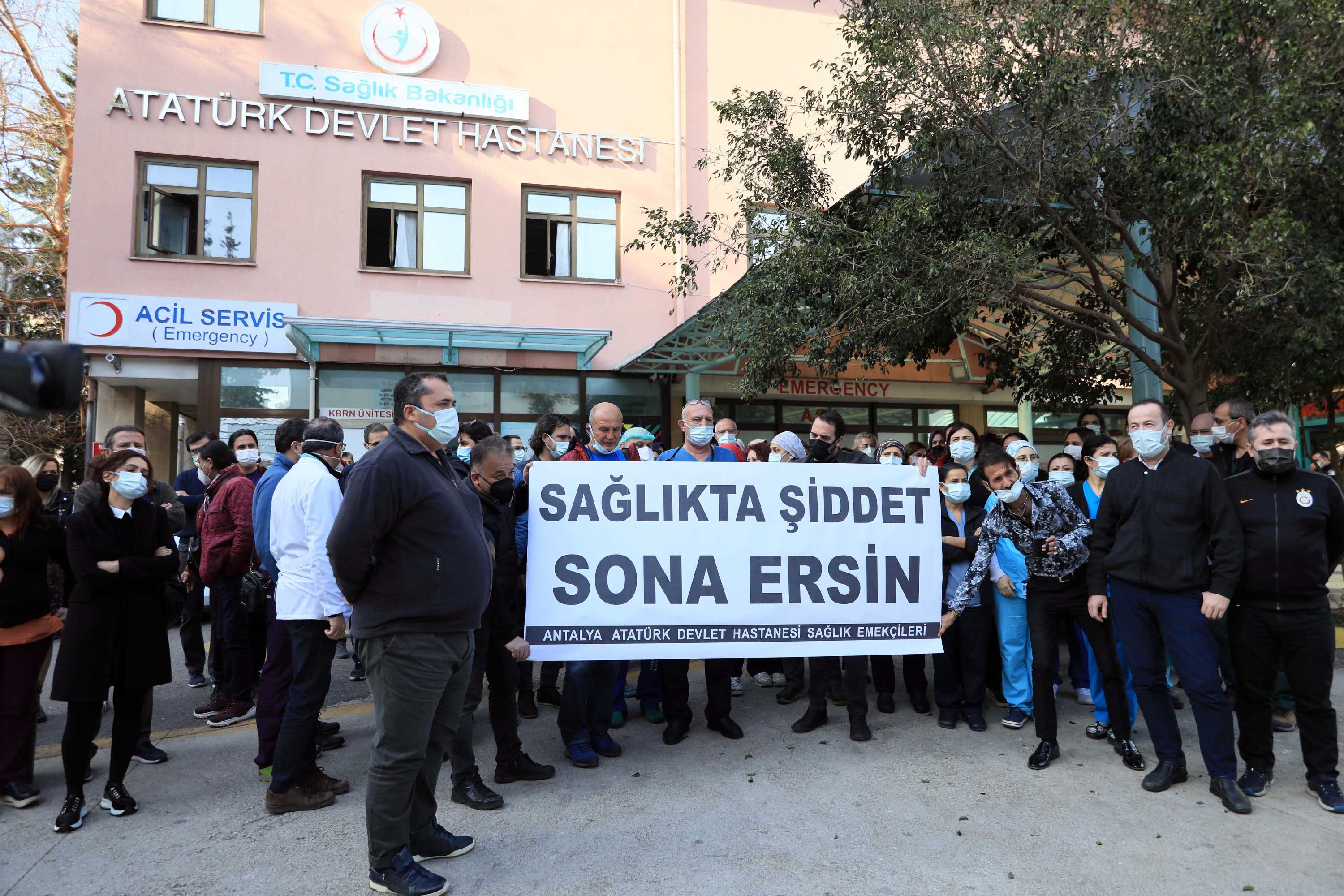 Antalya'da doktora saldıran hasta yakını serbest bırakıldı, saldırı protesto edildi