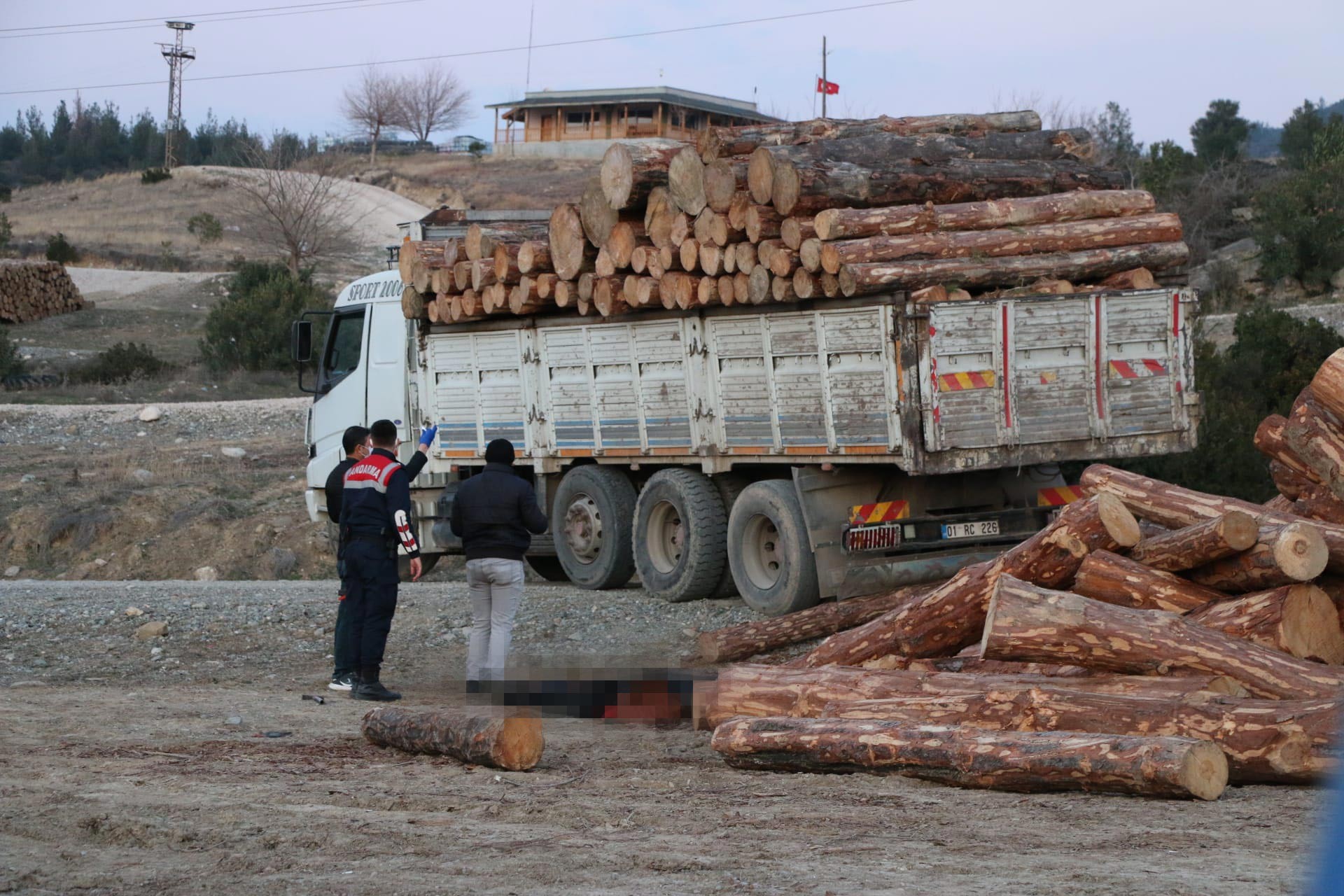 Adana'da kamyondan düşen tomruğun altında kalan işçi yaşamını yitirdi