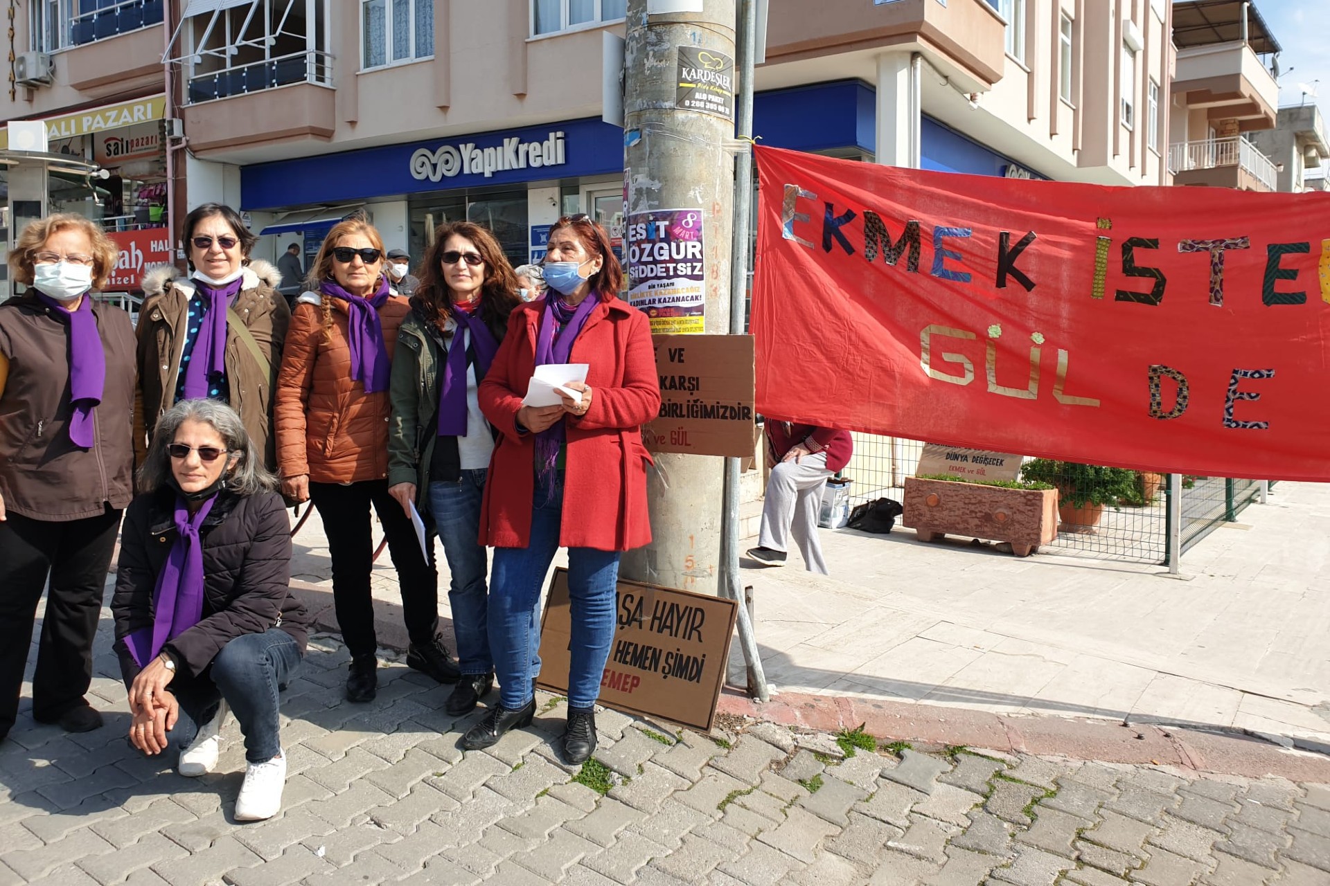 Altınoluk Ekmek ve Gül Kadın Grubu kadınları 8 Mart'a çağırıyor