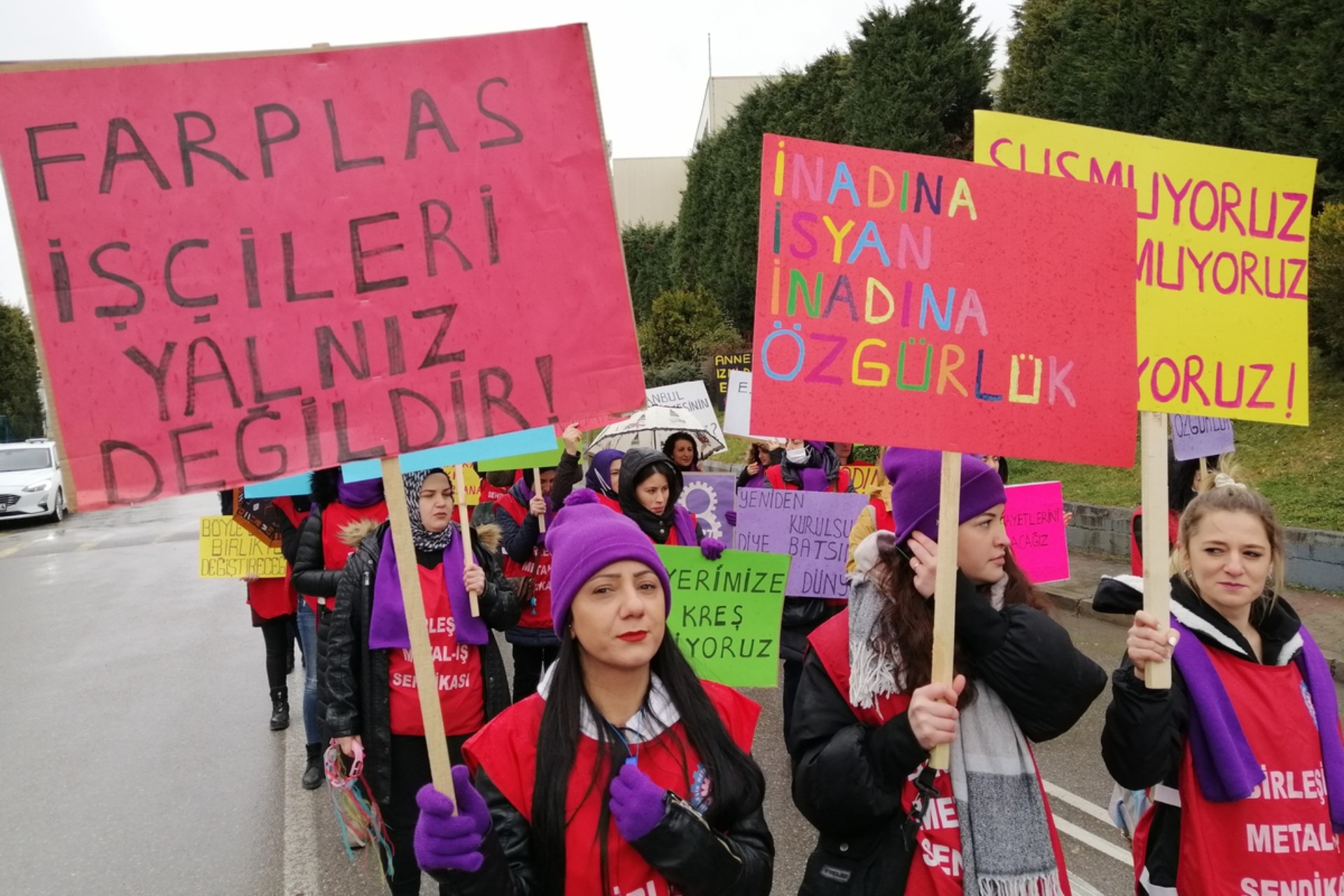 Kadınlar 8 Mart'ta alanlarda: Savaşa, yoksulluğa ve şiddete karşı sözümüzü söylemeye devam edeceğiz