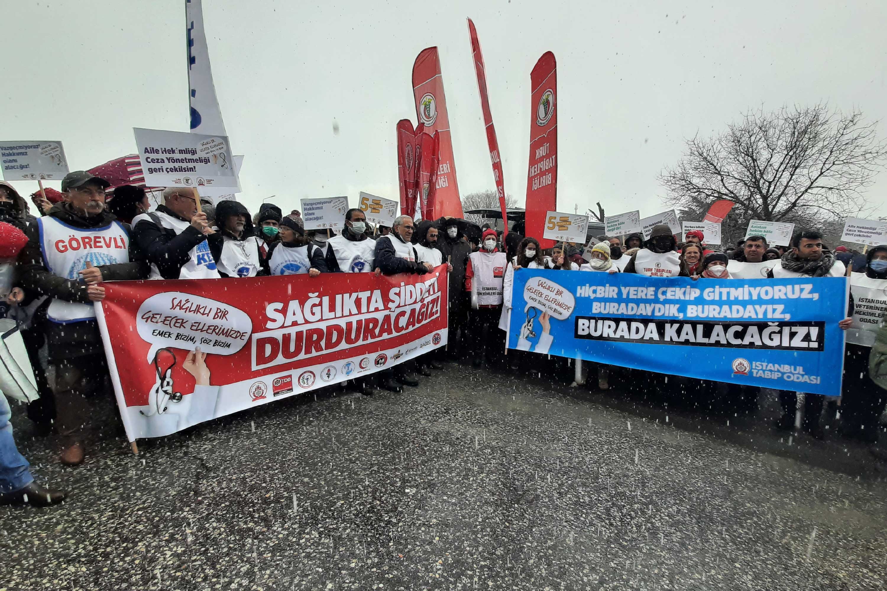 'Hiçbir yere gitmiyoruz, burada kalacağız' diyen sağlıkçılar