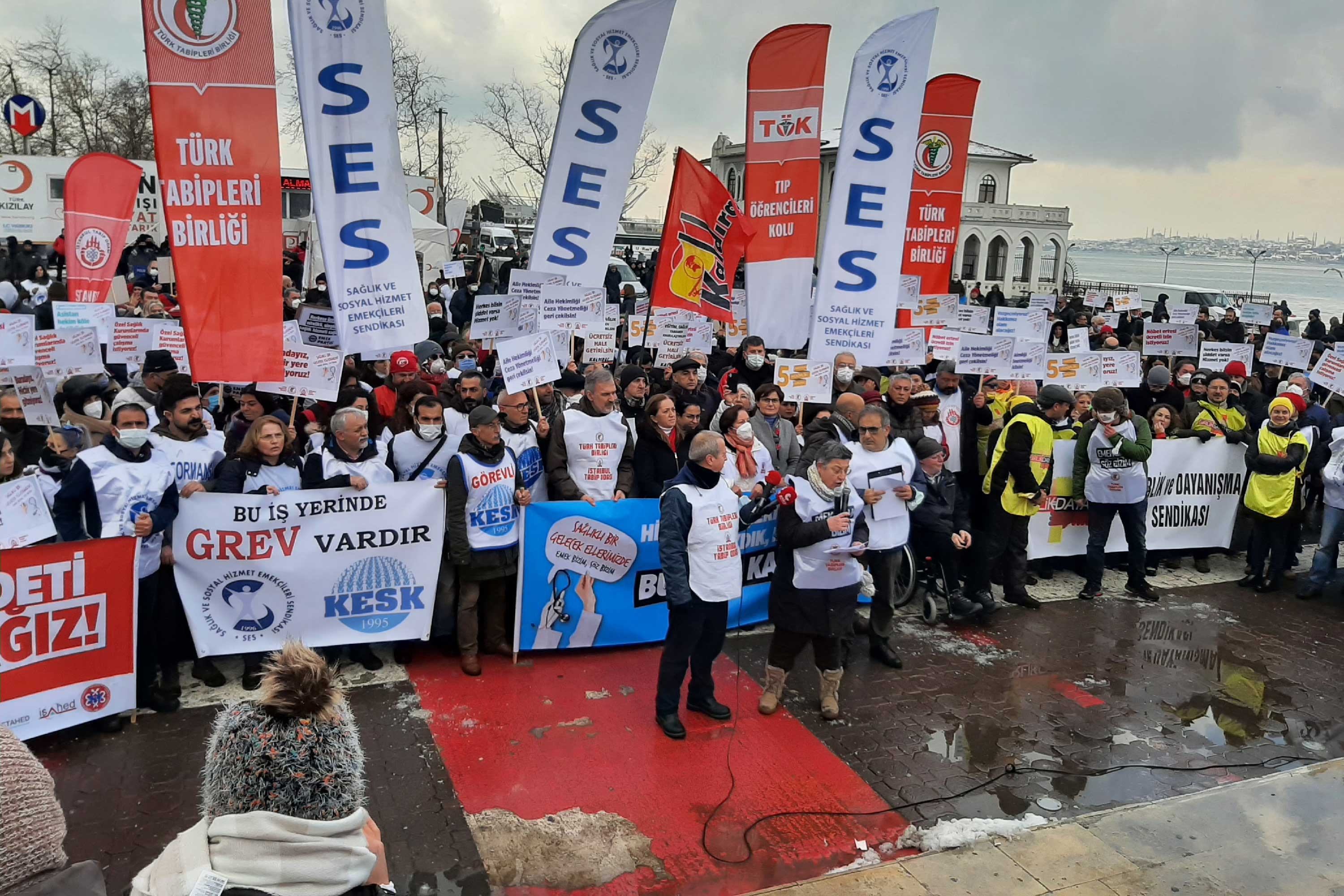 'Hiçbir yere gitmiyoruz, burada kalacağız' diyen sağlıkçılar