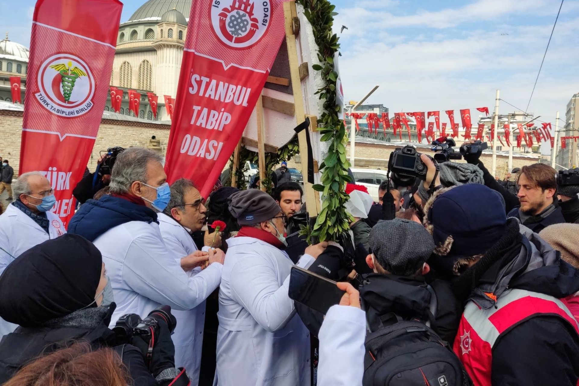 Taksim'de anıta çelenk bırakmak isteyen İstanbul Tabip Odası üyeleri polisler tarafından engellendi