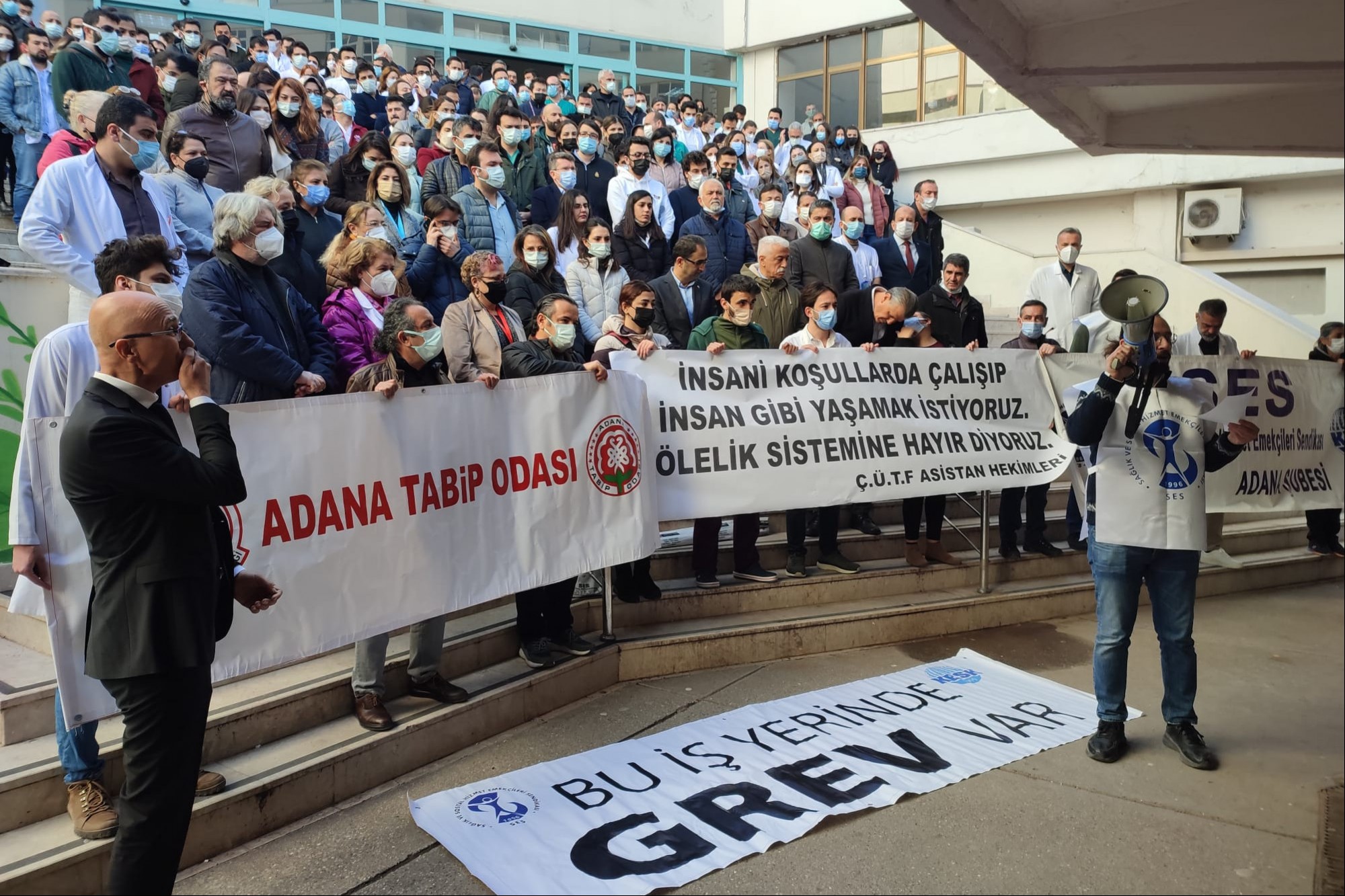 Sağlık çalışanları grevde adana