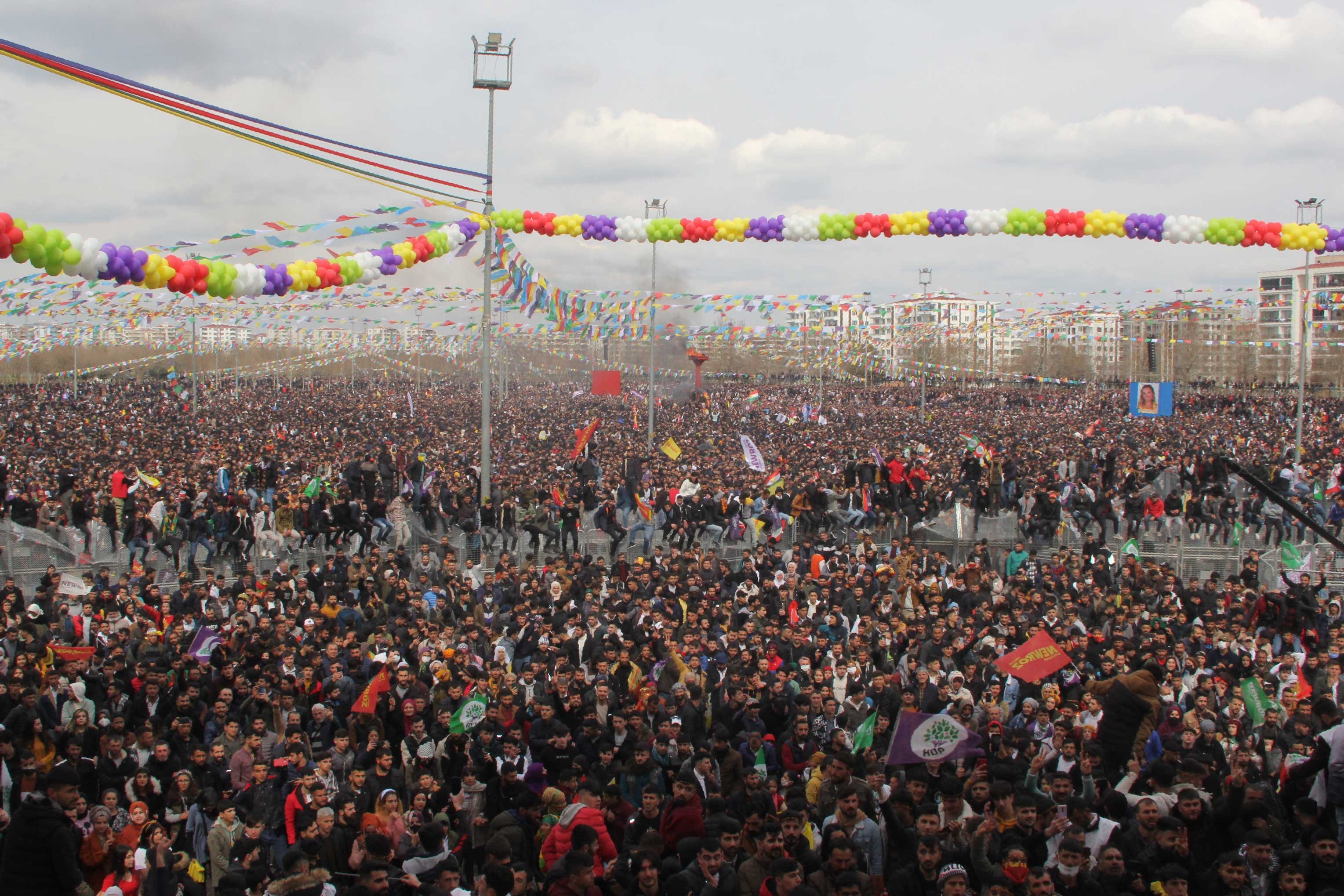 Diyarbakır Newroz'u: Polis ablukasında eşit yurttaşlık mesajı