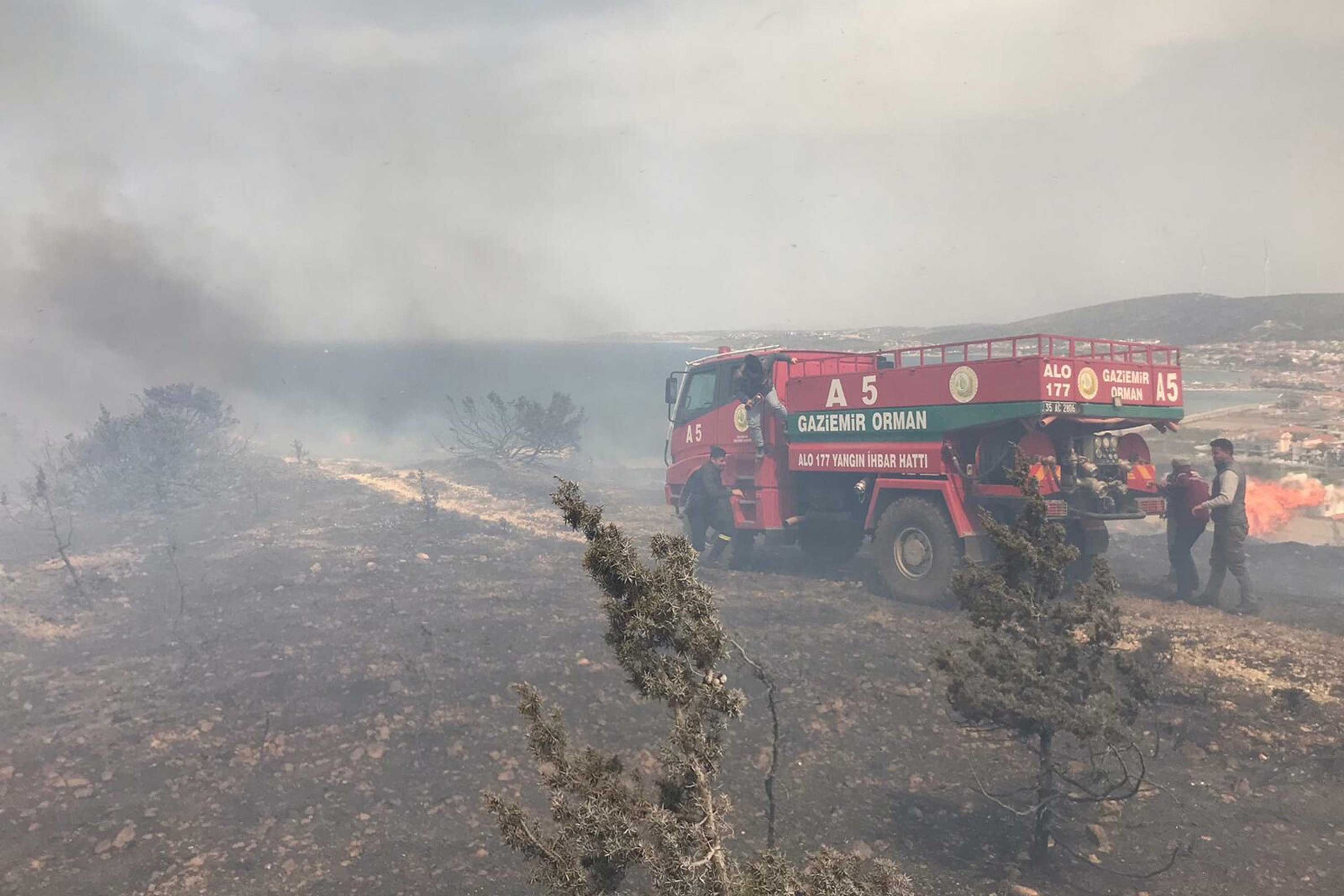 Çeşme'de çıkan otluk yangını kontrol altına alındı