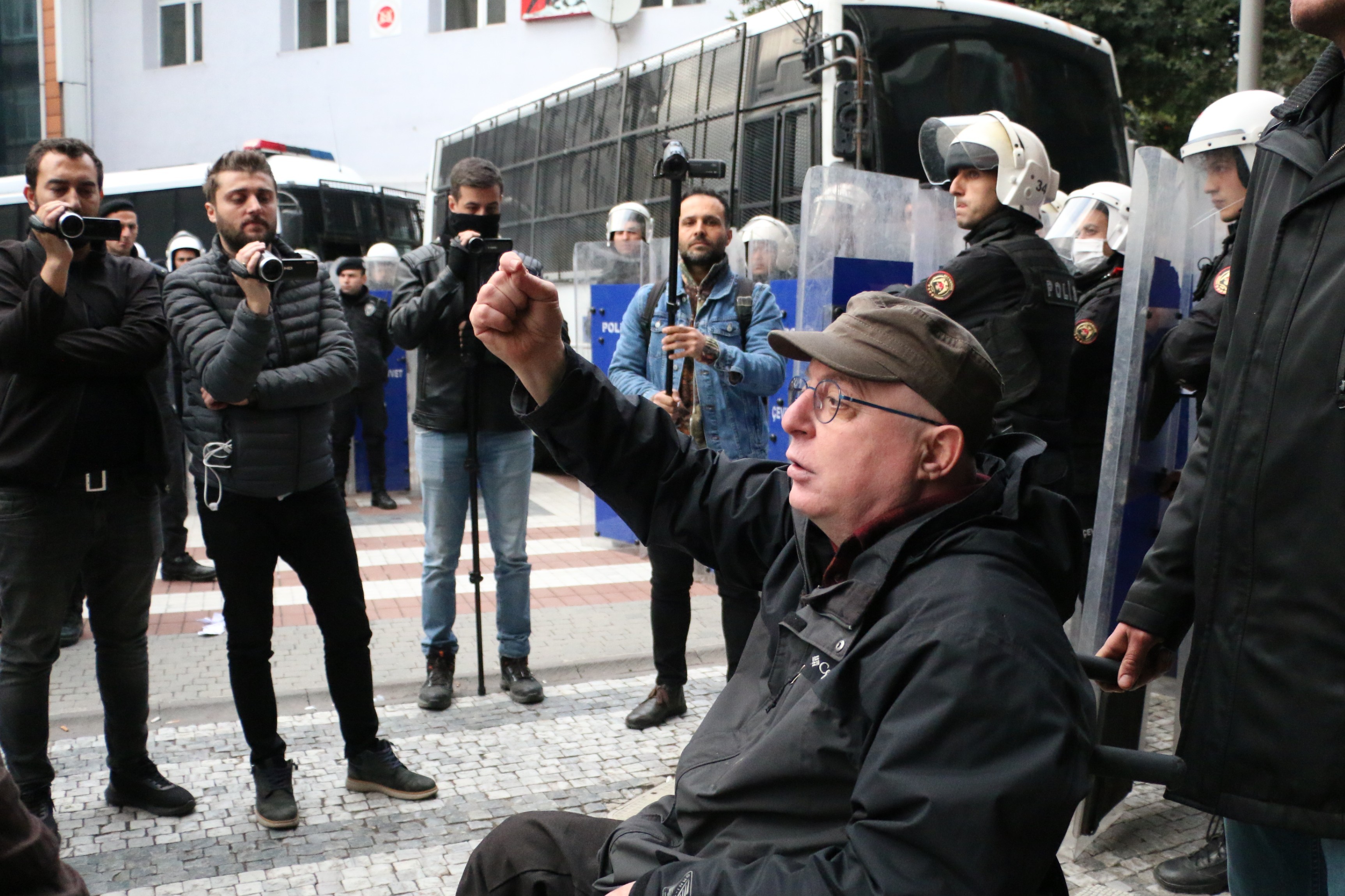 Eylemde polis tarafından düşürülen HDP'li Piroğlu'na "kamu görevlisine hakaret"ten işlem başlatıldı