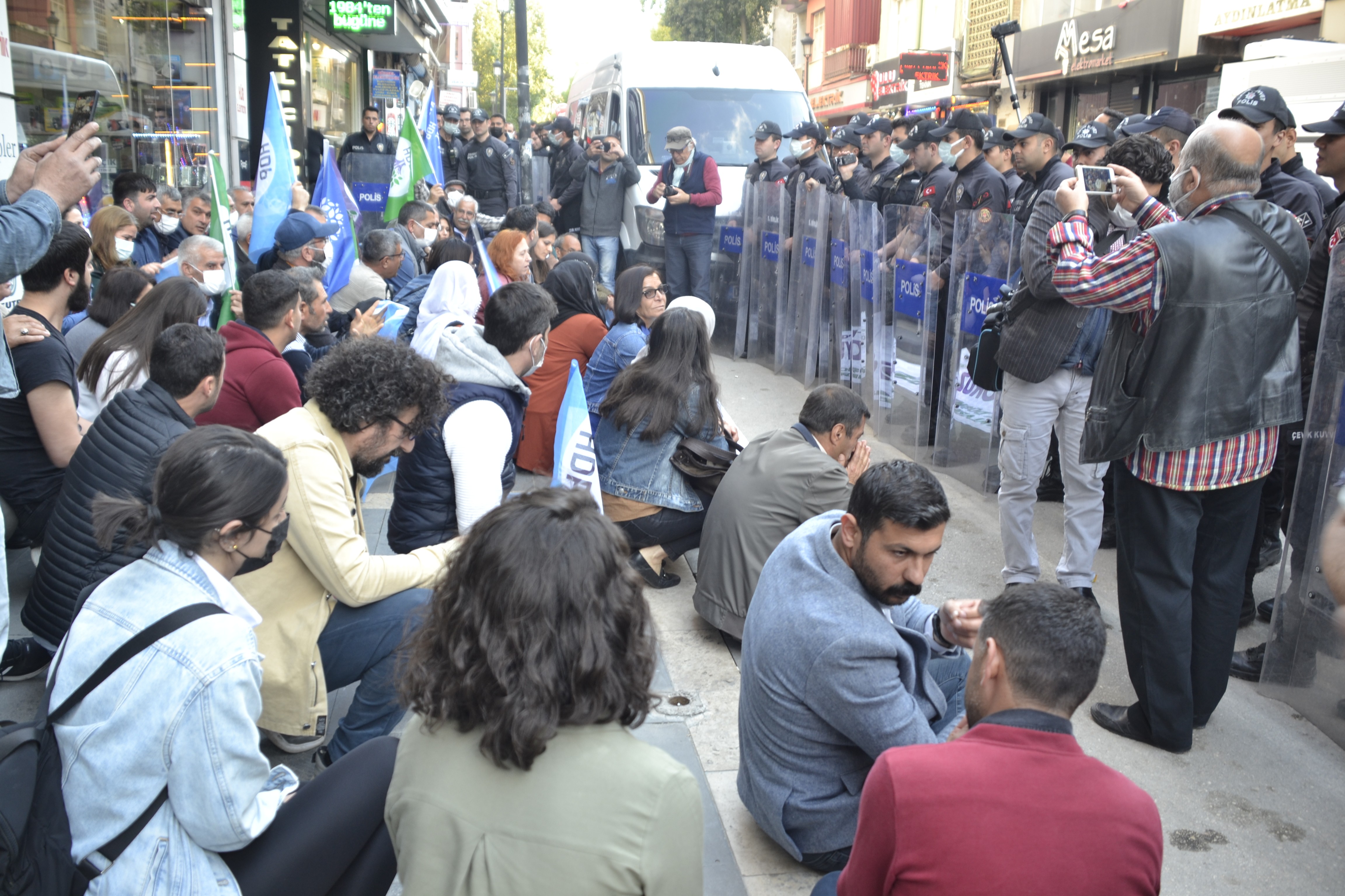 Operasyonu protesto edenler pankartlarıyla açıklamada