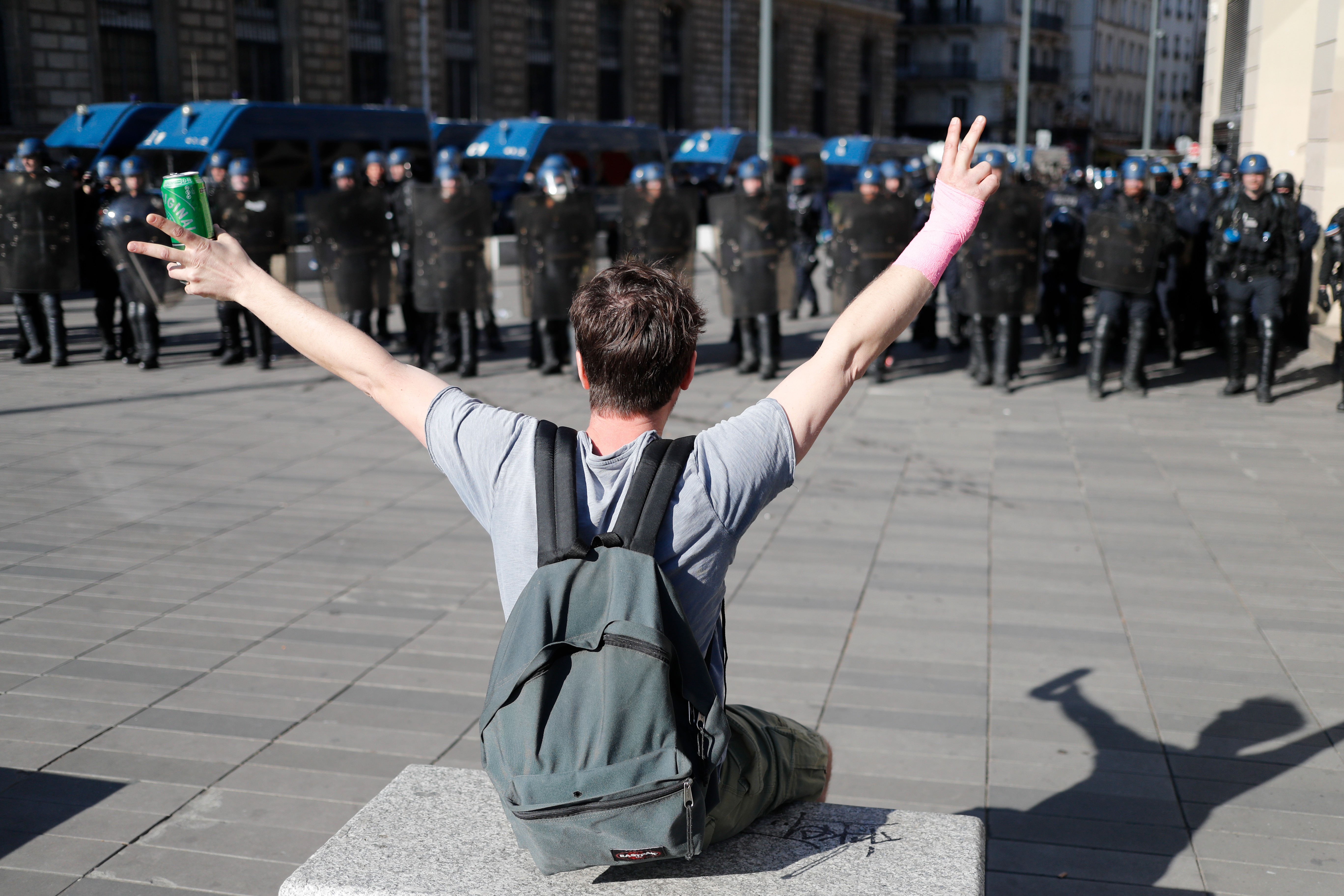 Fransa'da düzenlenen faşizm ve aşırı sağ karşıtı protestolardan bir fotoğraf.