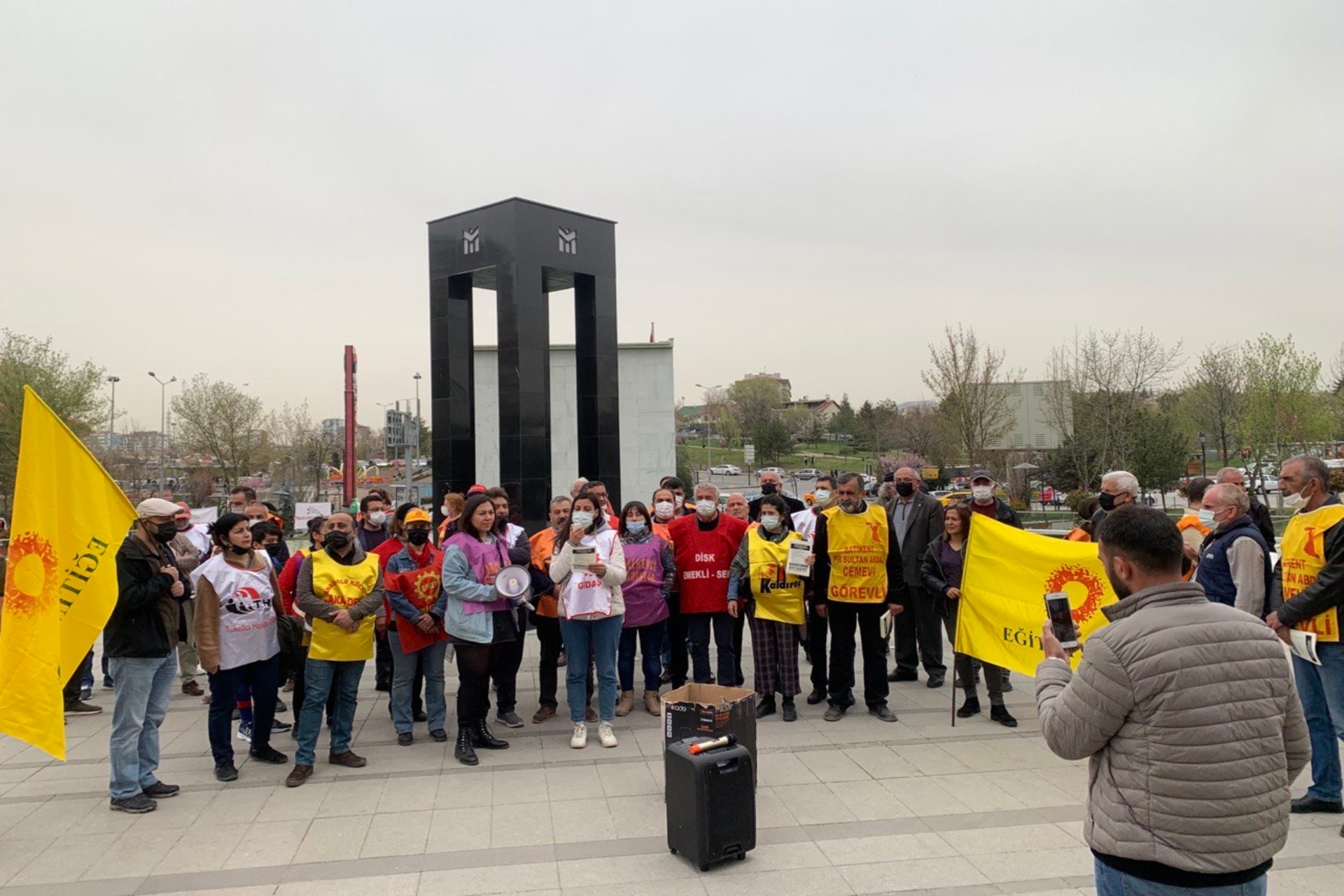 Batıkent Emek ve Demokrasi Güçlerinden 1 Mayıs öncesi eylem: Alanları coşkuyla dolduralım