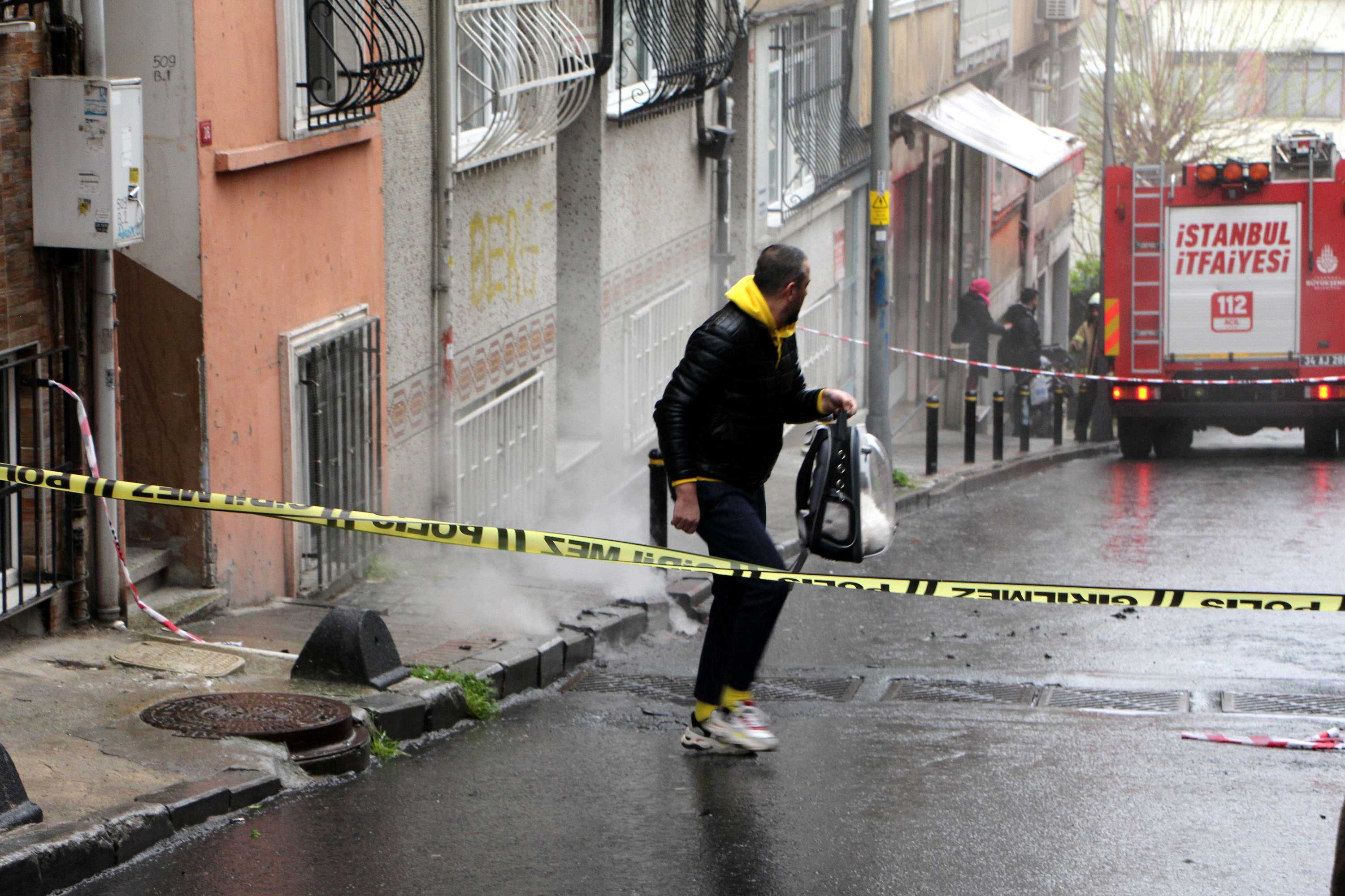 Şişli'deki rögar patlaması sonrası binaları boşaltanlar