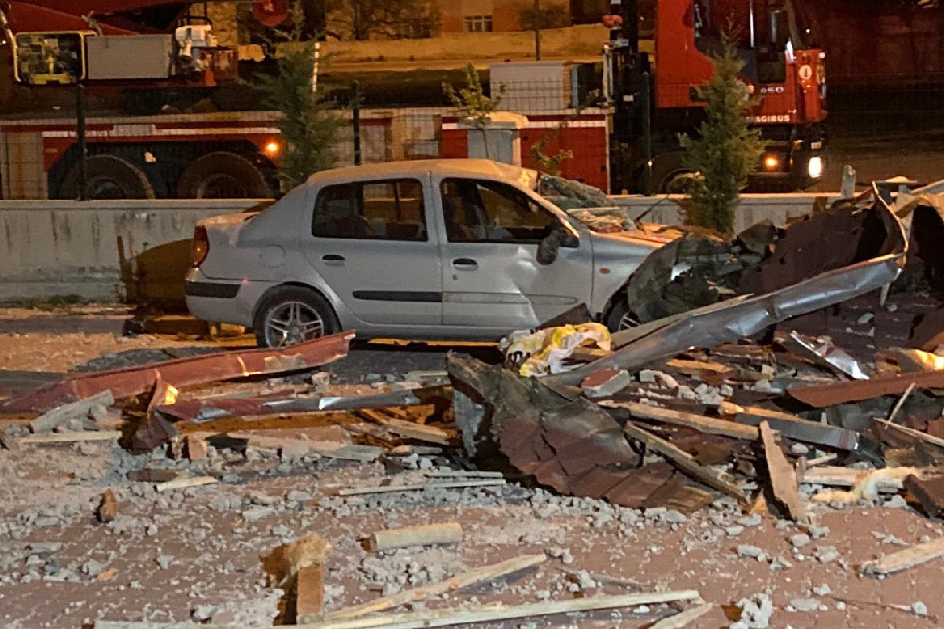 Kayseri’de şiddetli rüzgar sonucu üzerine çatı düşen 1 kişi hayatını kaybetti