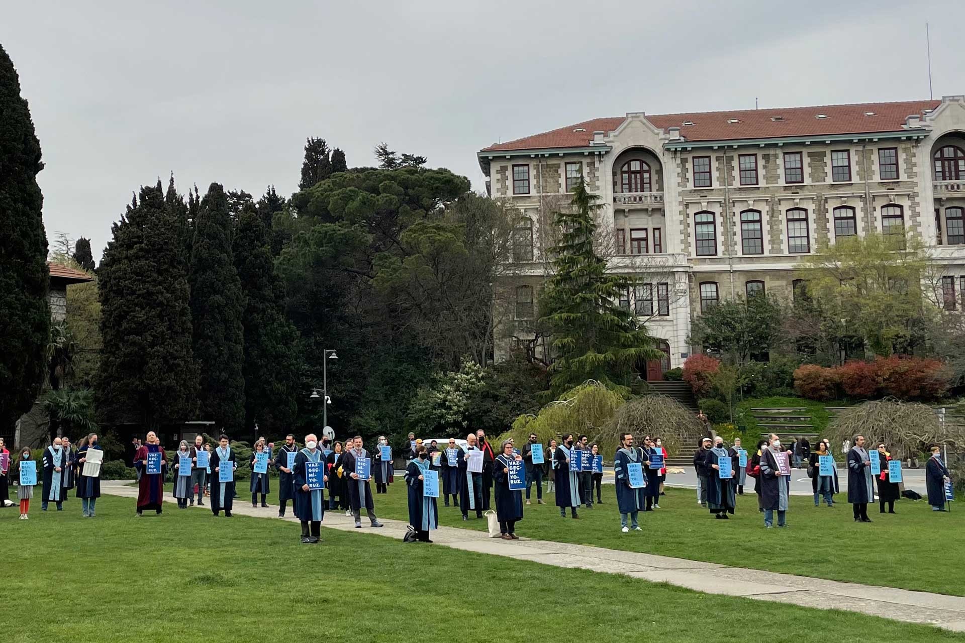 Boğaziçi akademisyenleri arkalarını 325. kez rektörlük binasına döndü