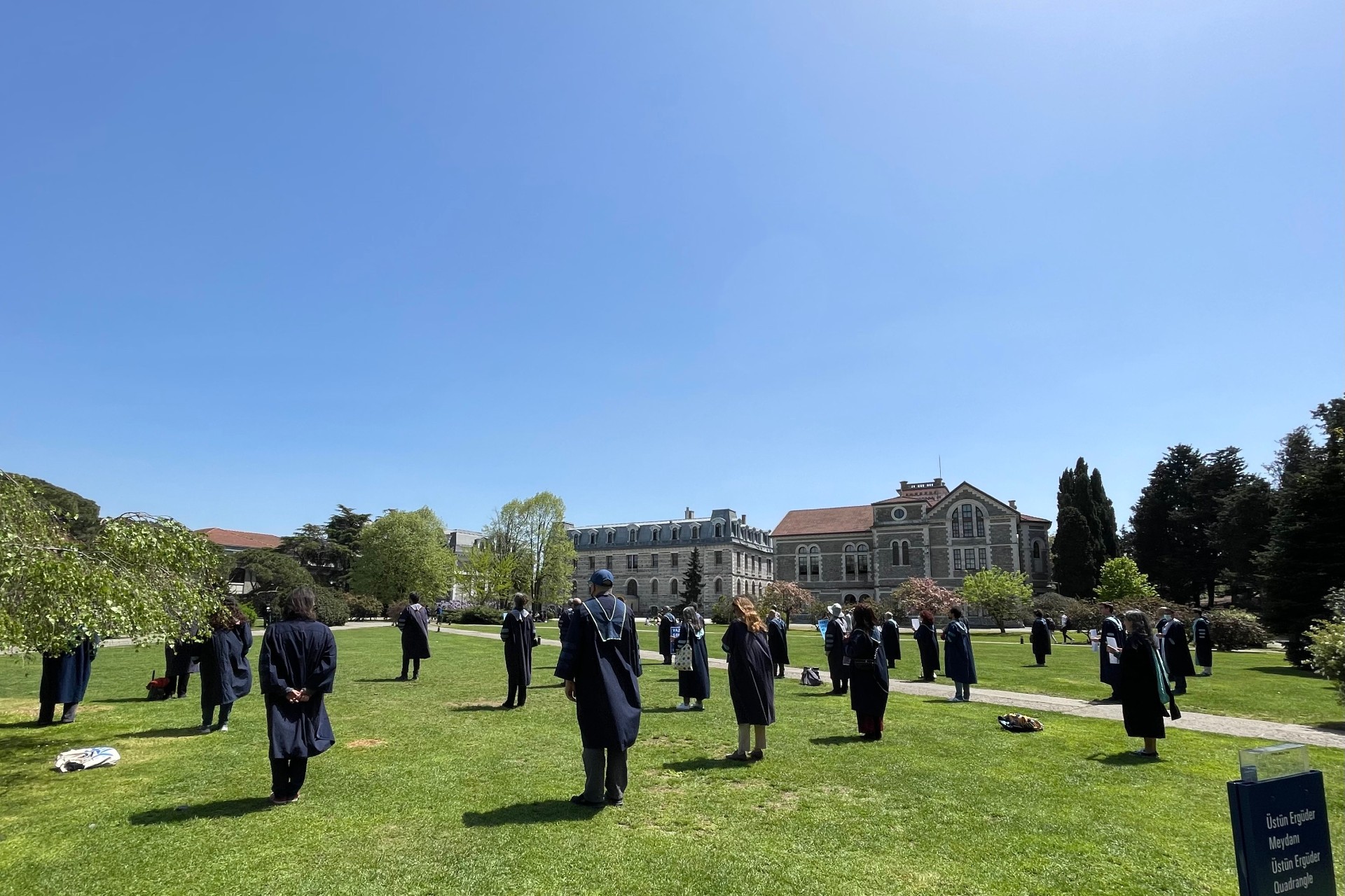 Boğaziçi Üniversitesi akademisyenleri 328. kez rektörlük binasına sırtlarını döndü